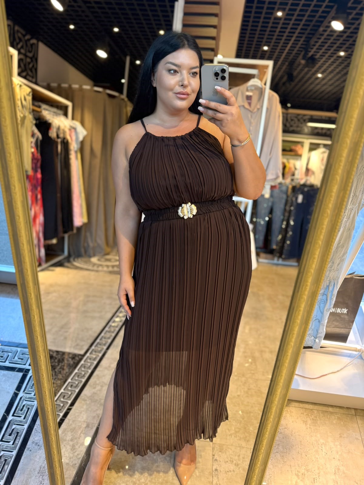 Oversize Pliseli Gold Toka Kemerli Kadın Elbise - Kahve 