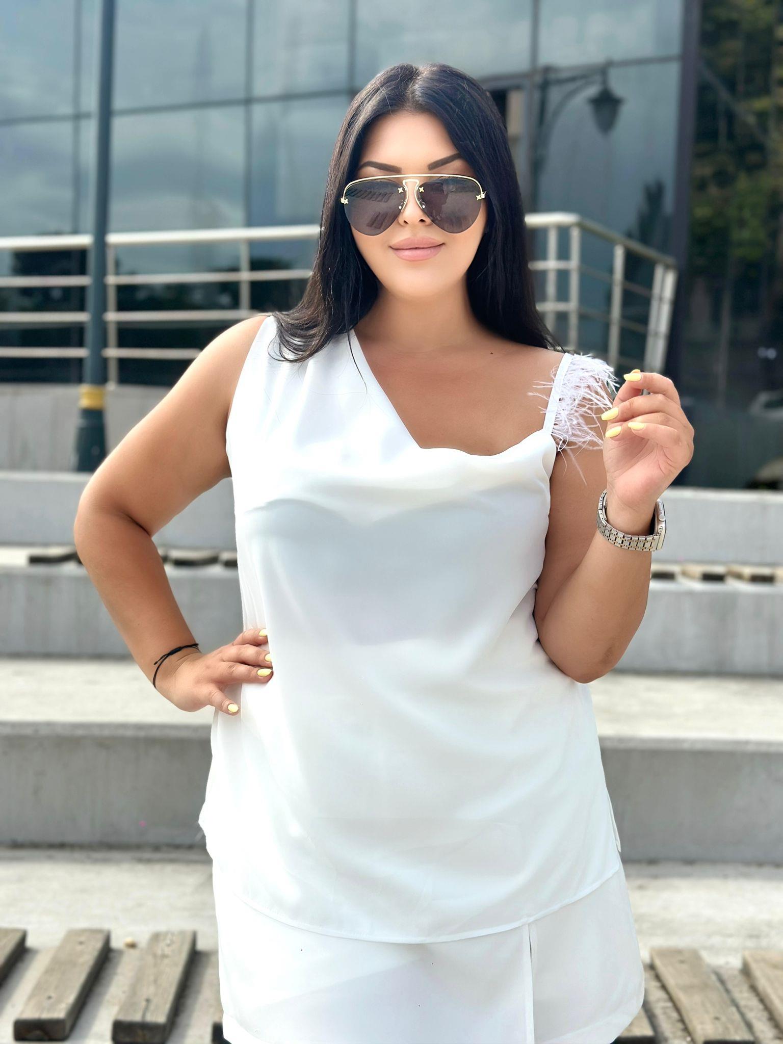 Büyük Beden Degaje Yaka Omuz Tüy Detaylı Kadın Bluz - Beyaz 