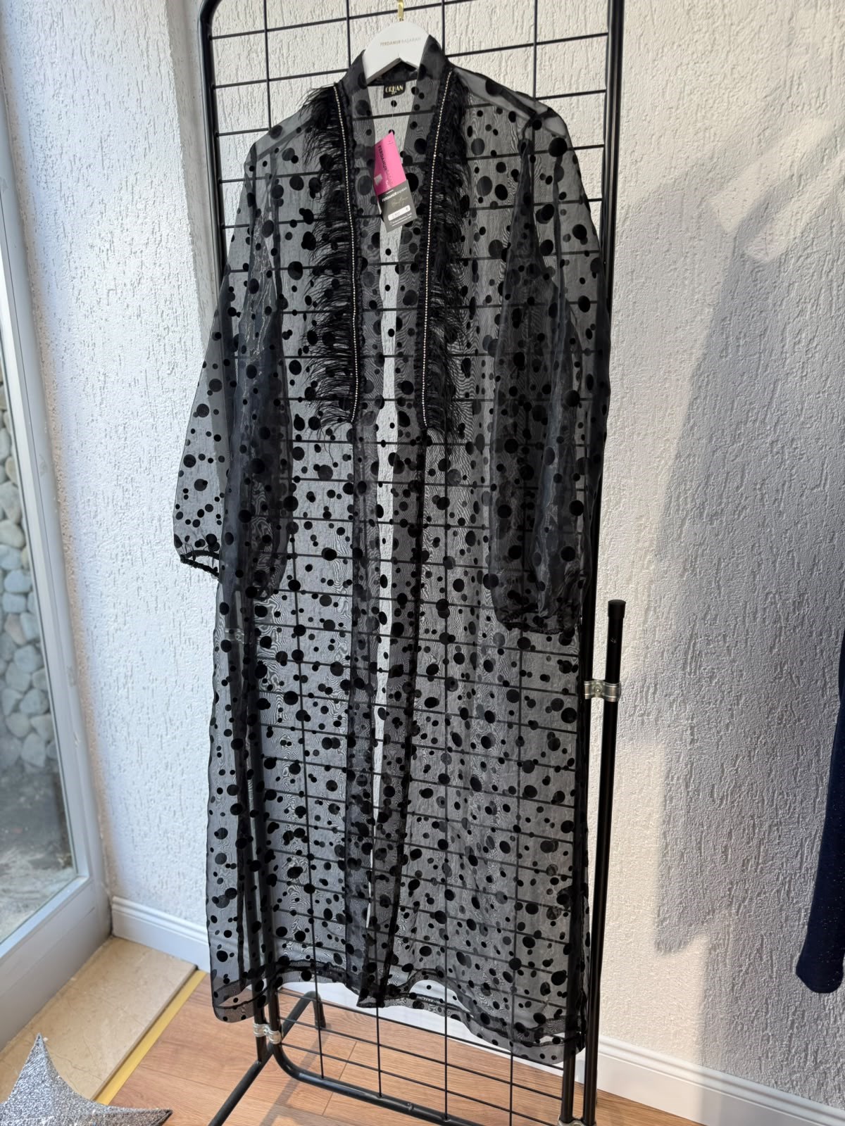 Büyük Beden Puantiyeli Taşlı Tüy Detaylı Kadın Kimono - Siyah 