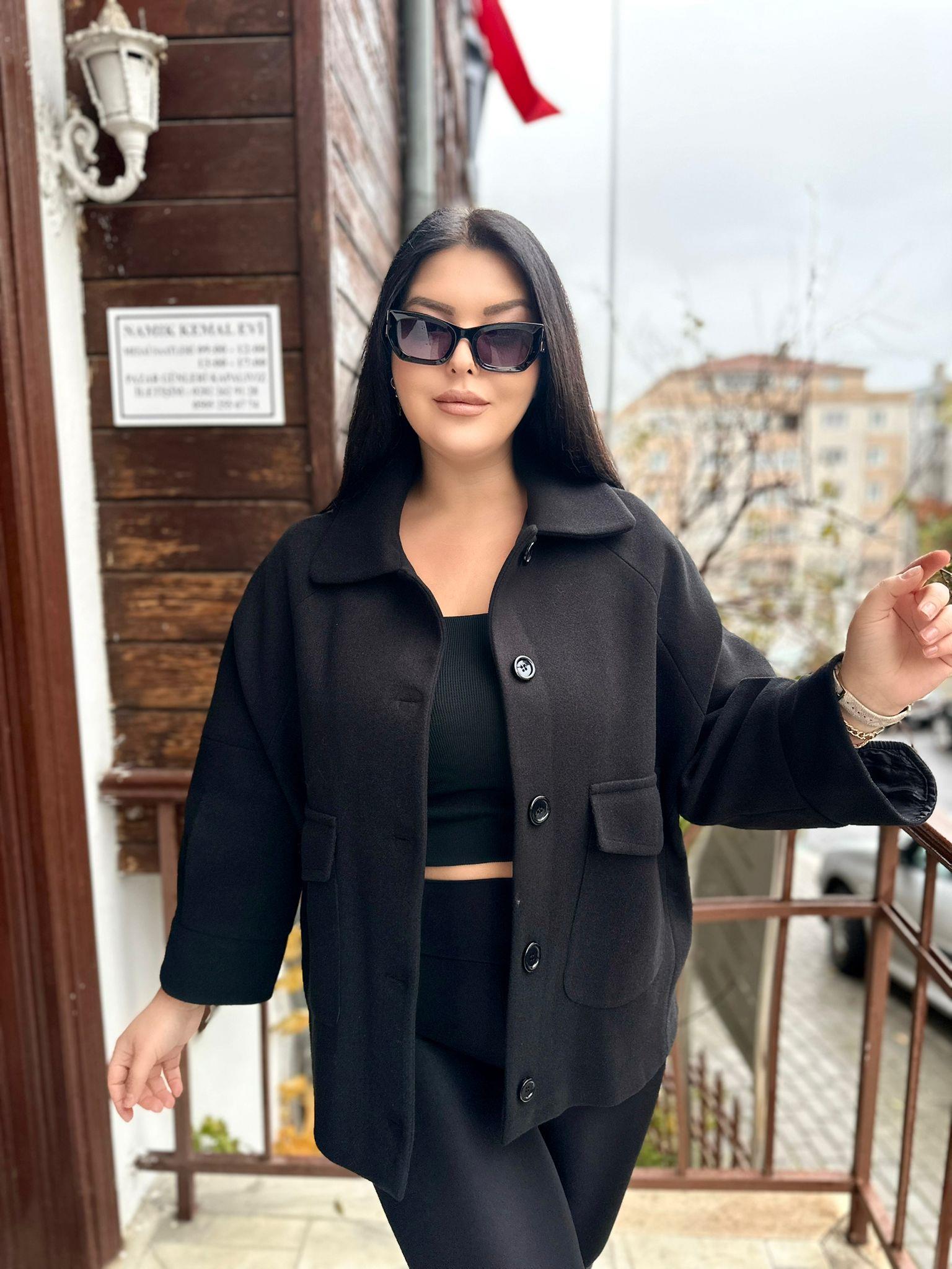 Oversize Astarlı Düğmeli Kadın Kısa Kaşe Kaban - Siyah 