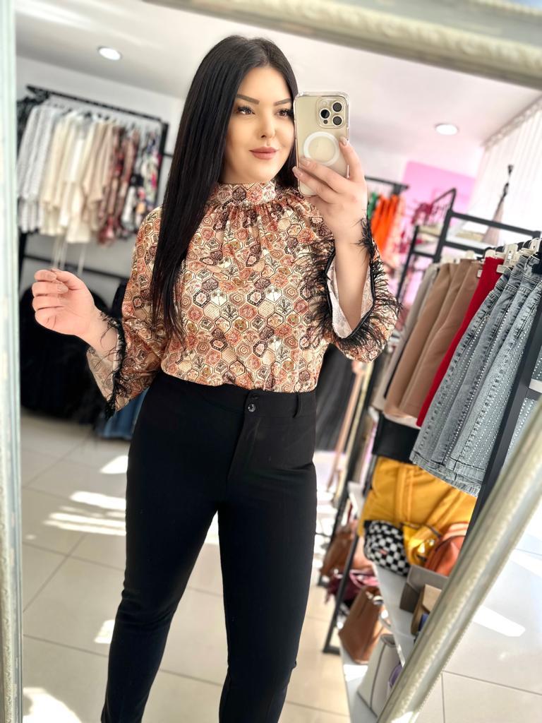 Oversize İtalyan İpek Saten Kol Ucu  Tüy Detaylı Desenli Bluz - Kahverengi  