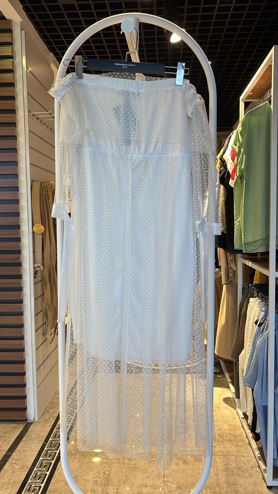 Oversize Madonna Yaka Tül Detay Elbise - Beyaz 