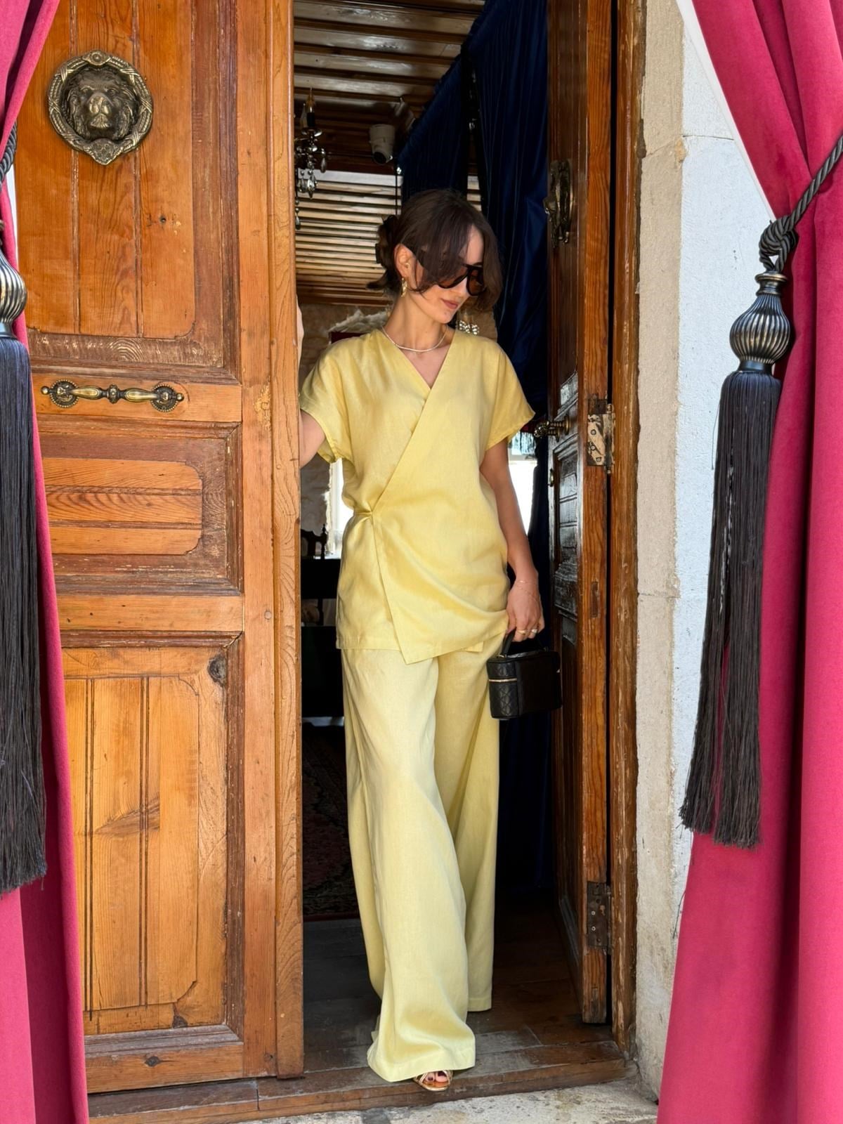 Kruvaze Bağcıklı Gömlek ve Pantolon Takım Sarı