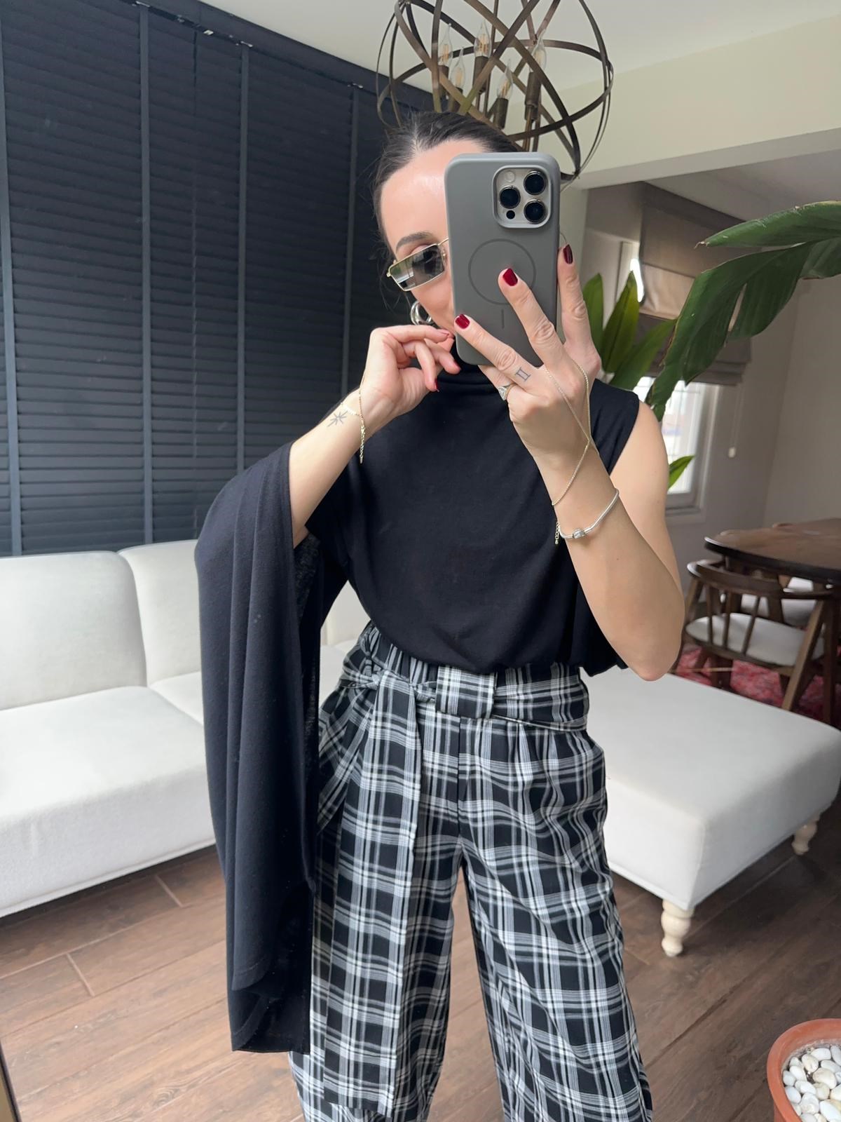 Siyah Balıkçı Yaka Tek Kol Detaylı Bluz