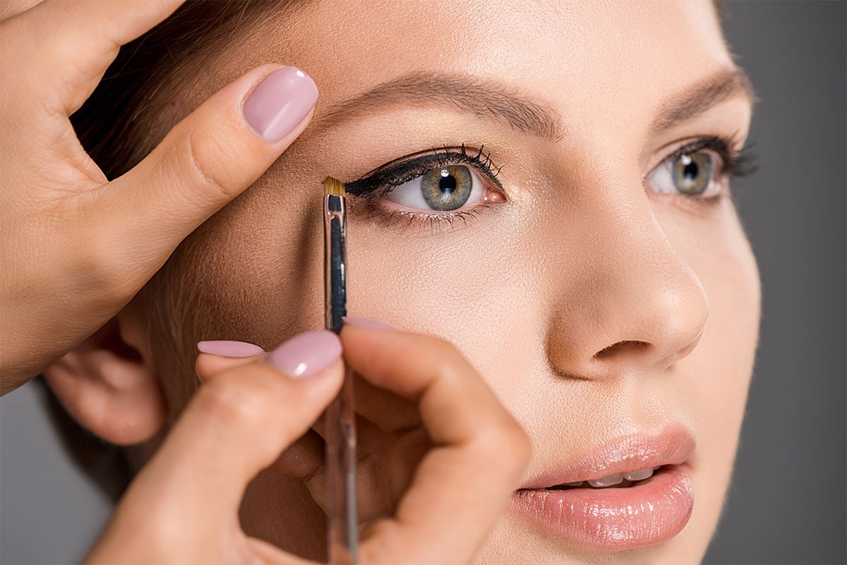 Badem Gözler İçin Göz Makyajı Önerileri: Doğru Far ve Eyeliner Kullanımı