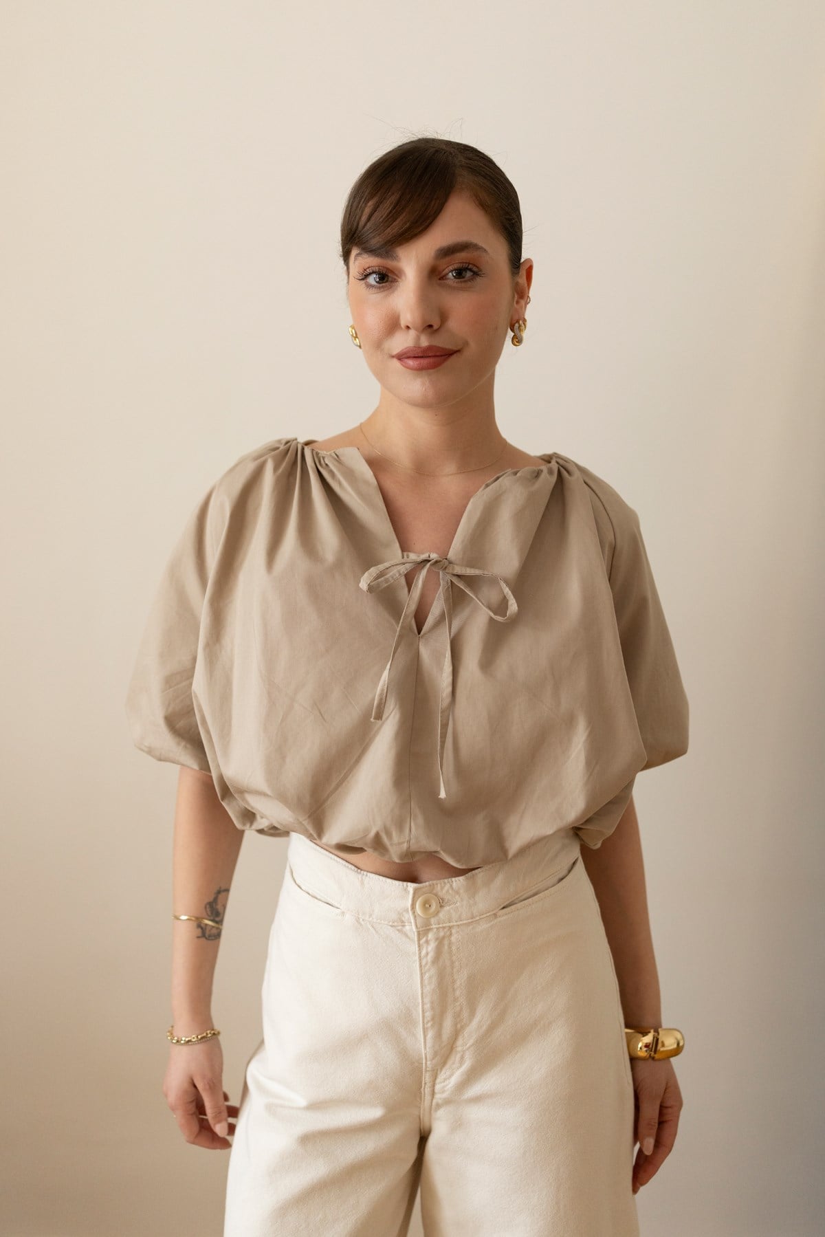 Bej Kollardan Ve Attan Lastik Detaylı Crop Bluz