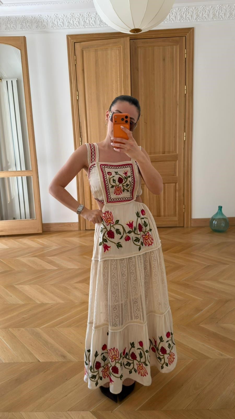 Bej Sırt Dekolteli Boncuk Ve Çiçek Nakışlı Tasarım Elbise