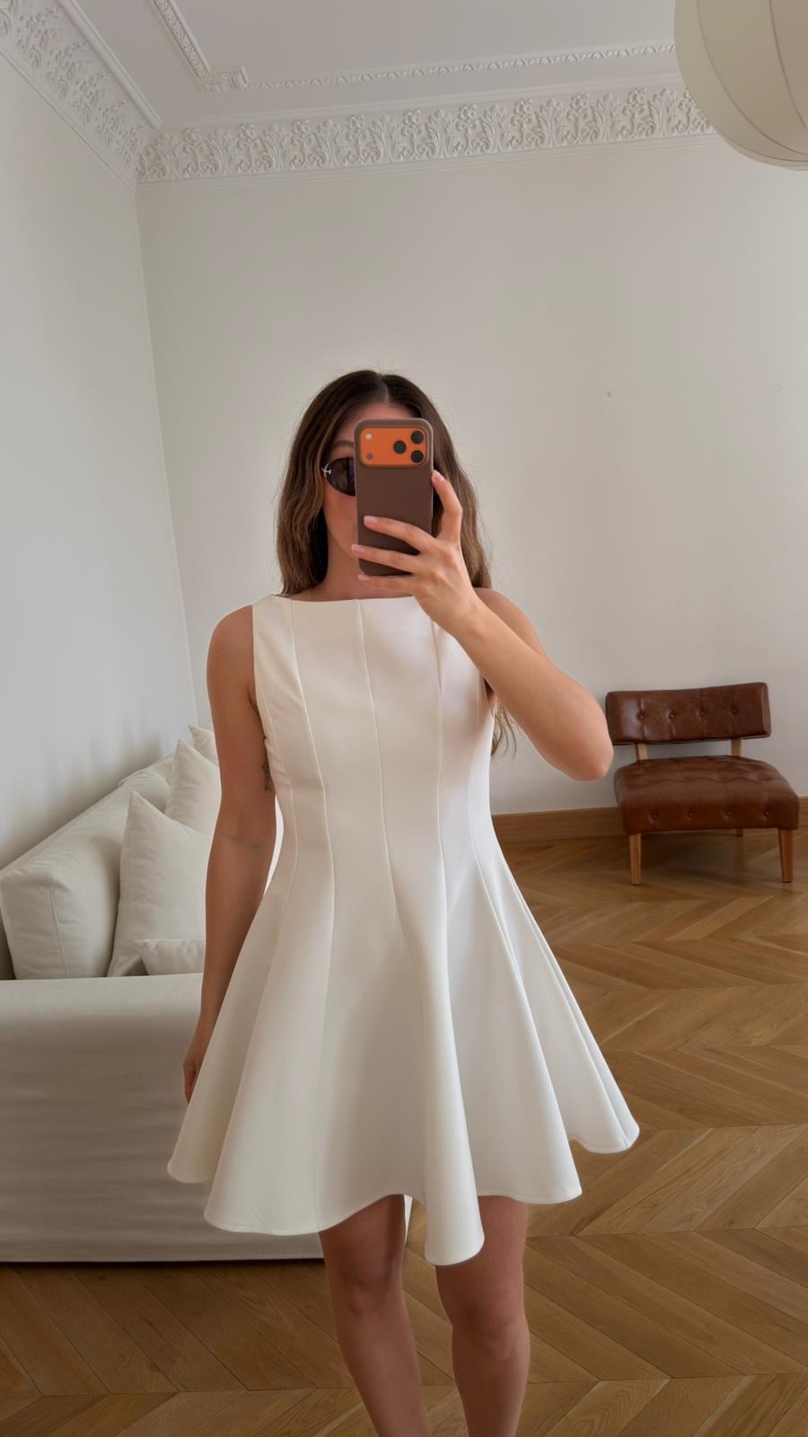 Beyaz Arkası Gizli Fermuarlu Sıfır Kol Volanlı Mini Elbise