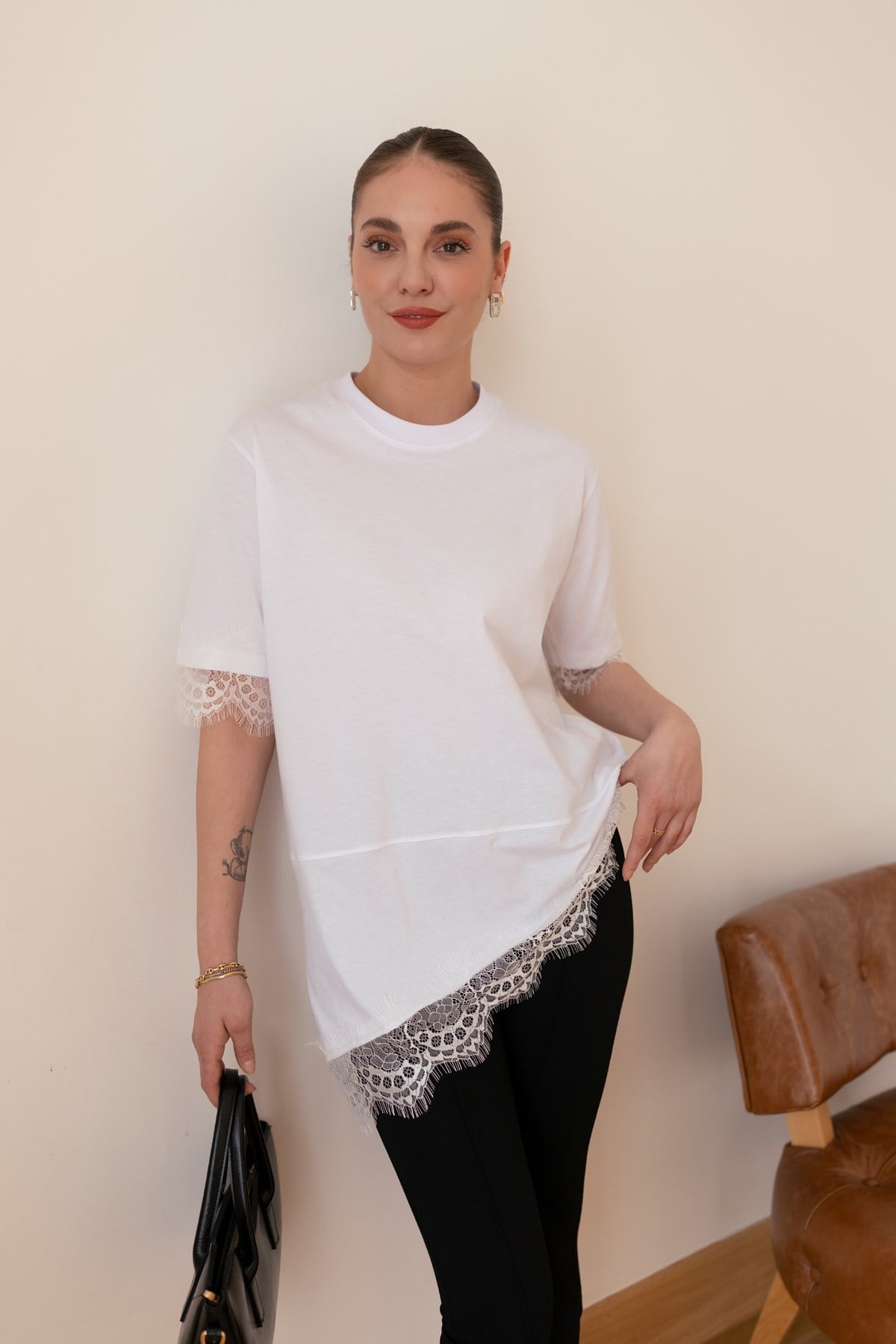 Beyaz Asimetrik Kesim Dantel Detaylı -T-Shirt