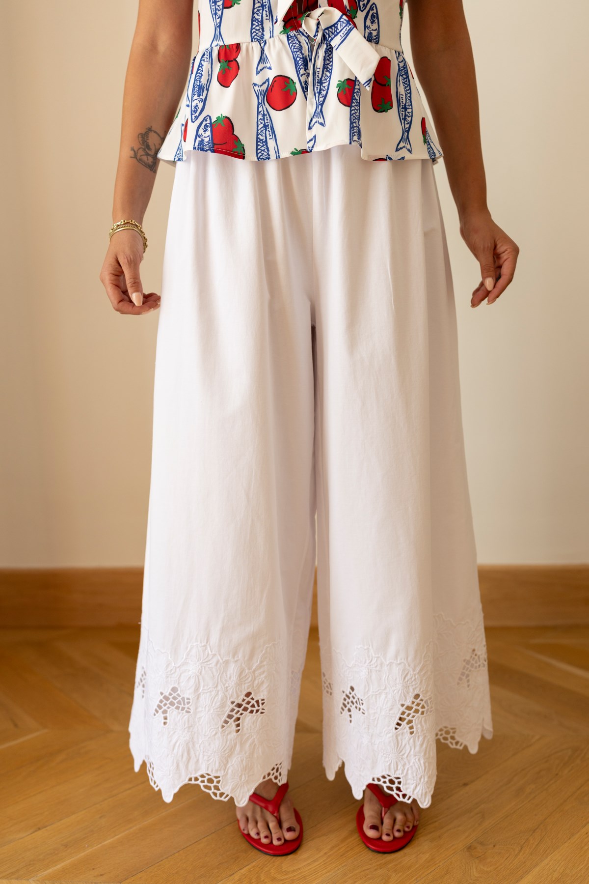 Beyaz Beli Lastikli Nakış Detaylı Pantolon
