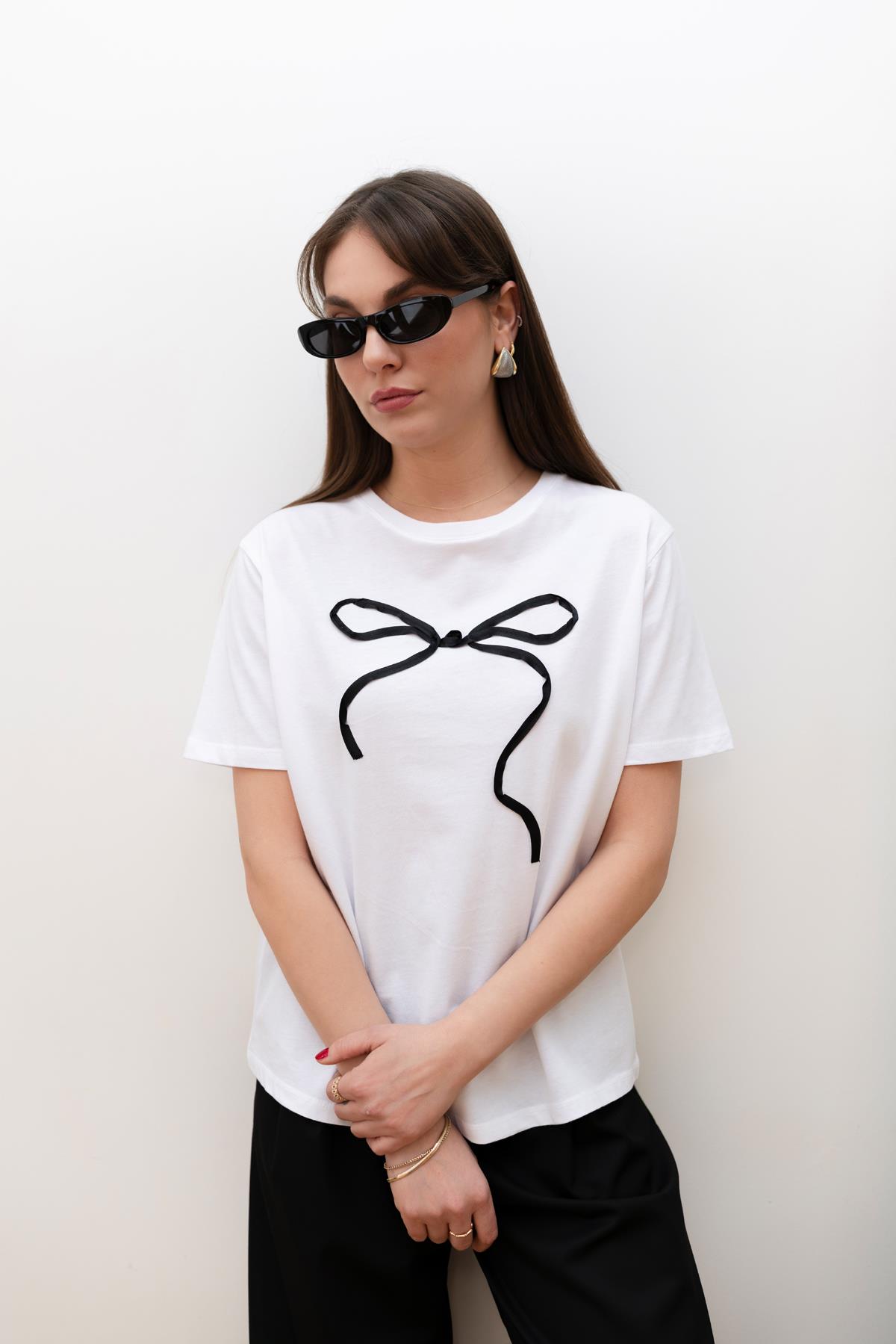 Beyaz Bisiklet Yaka Kurdele Baskılı T-Shirt