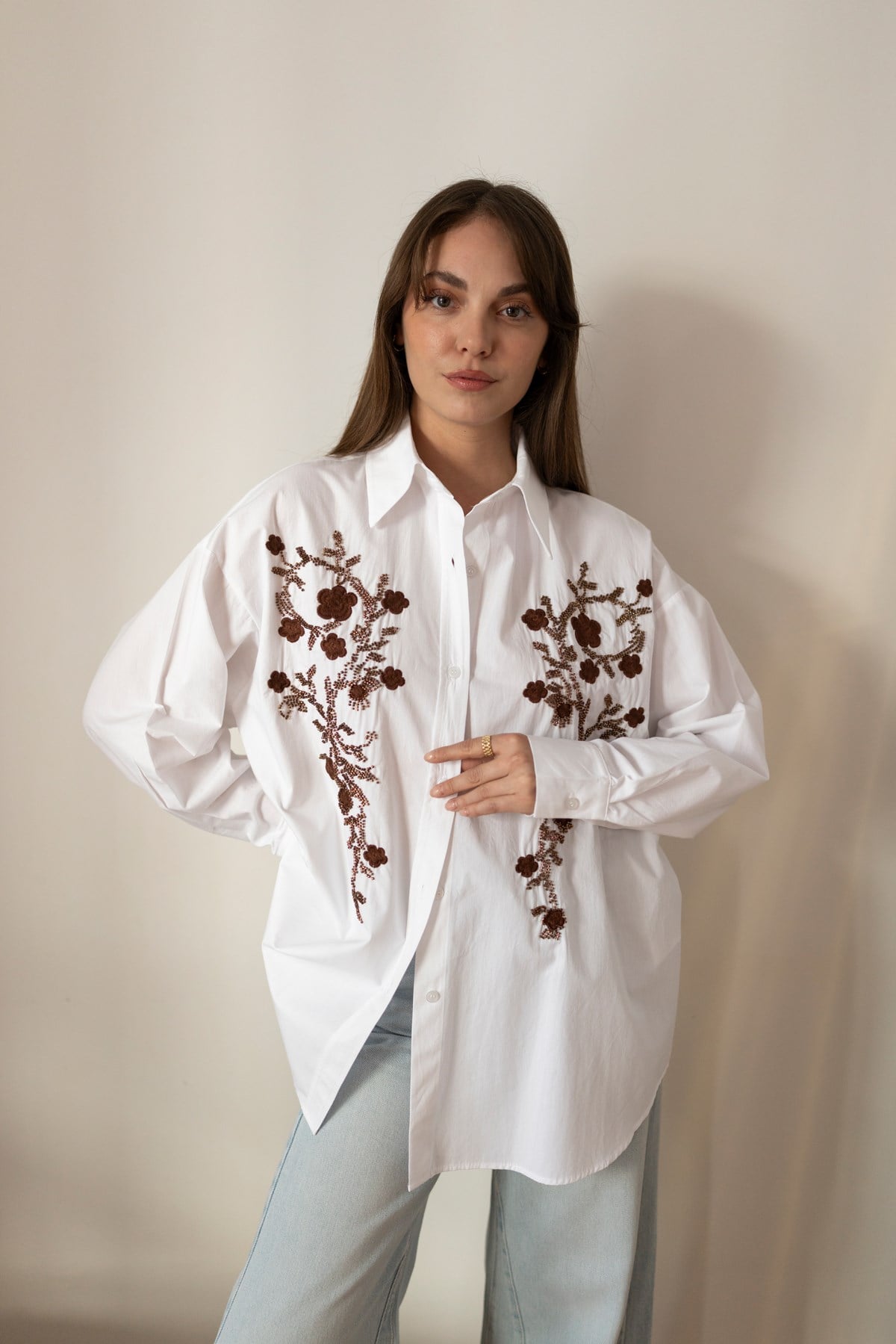Beyaz Çiçek Nakış Ve Boncuk Detaylı Oversize Gömlek