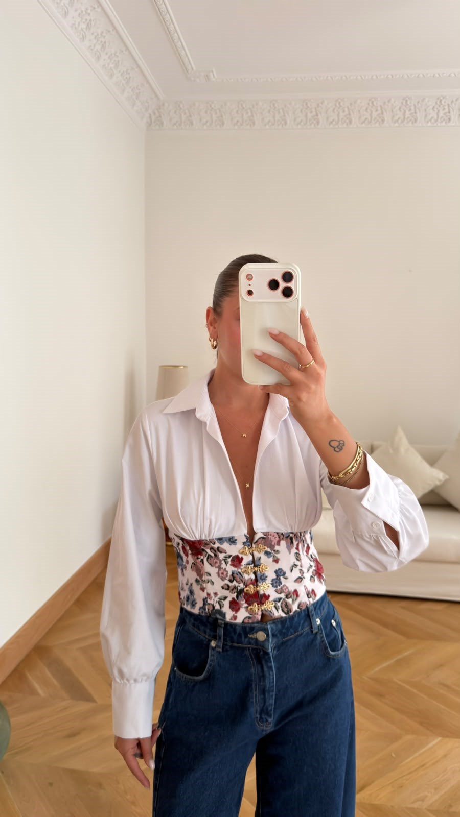 Beyaz Gold Düğme Detaylı Korsajlı Crop Gömlek