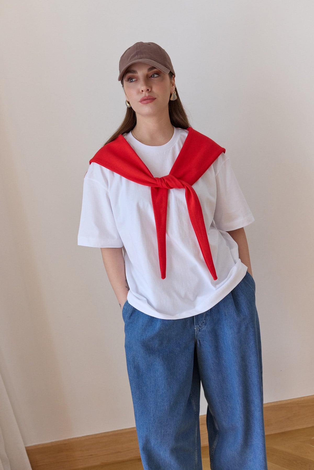 Beyaz-Kırmızı Kendinden Bağlama Detaylı Oversize T-Shirt