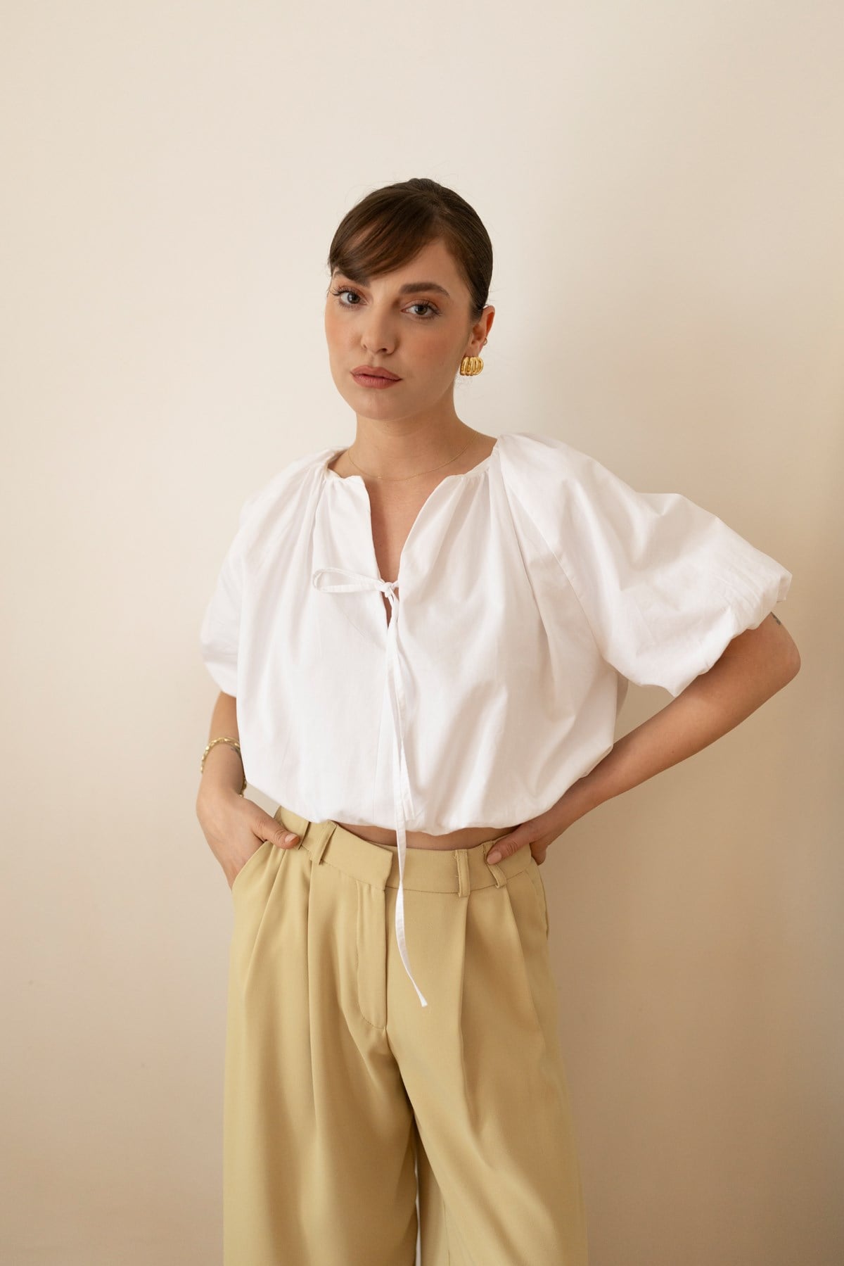 Beyaz Kollardan Ve Attan Lastik Detaylı Crop Bluz