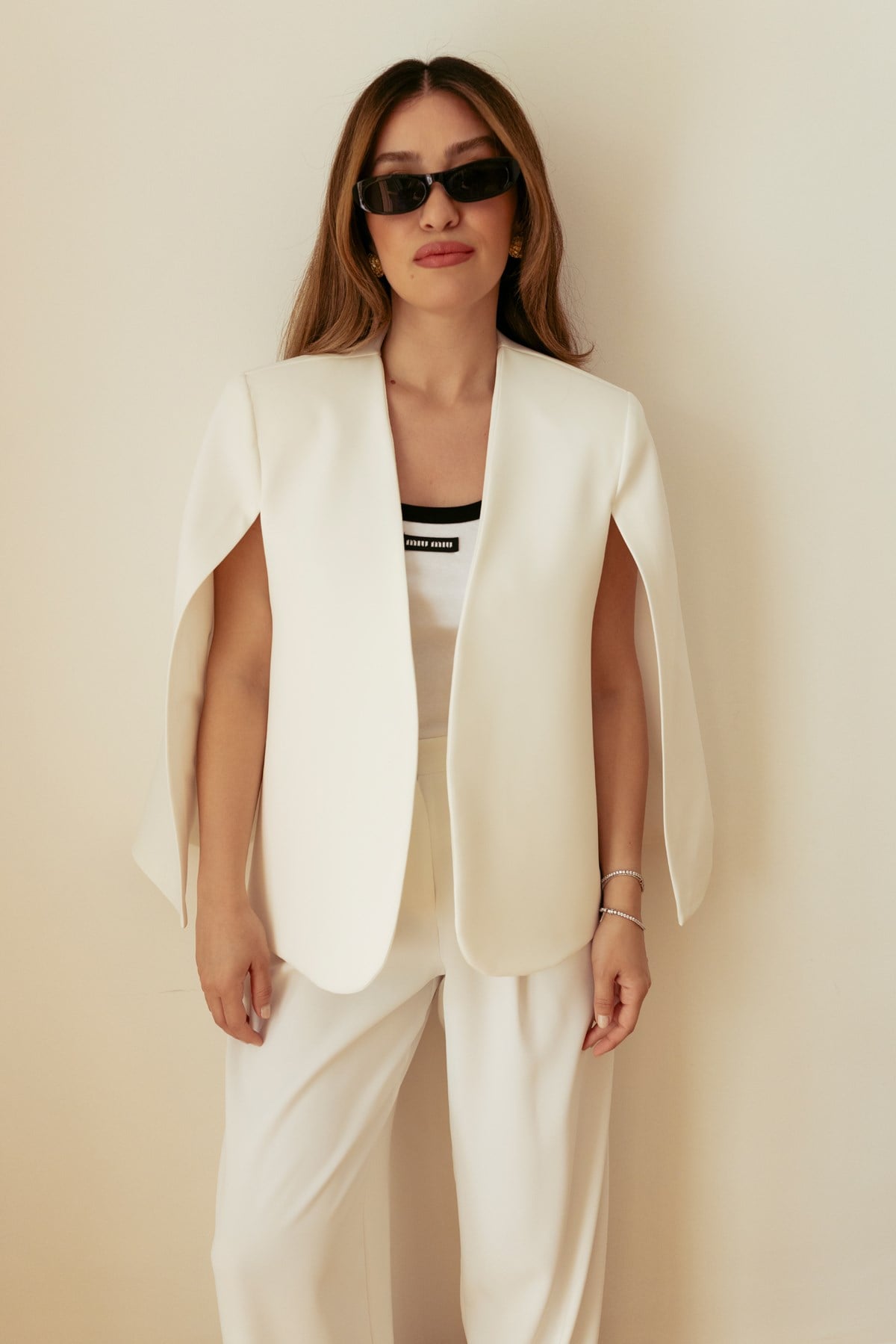 Beyaz Pelerin Detaylı Blazer Ceket