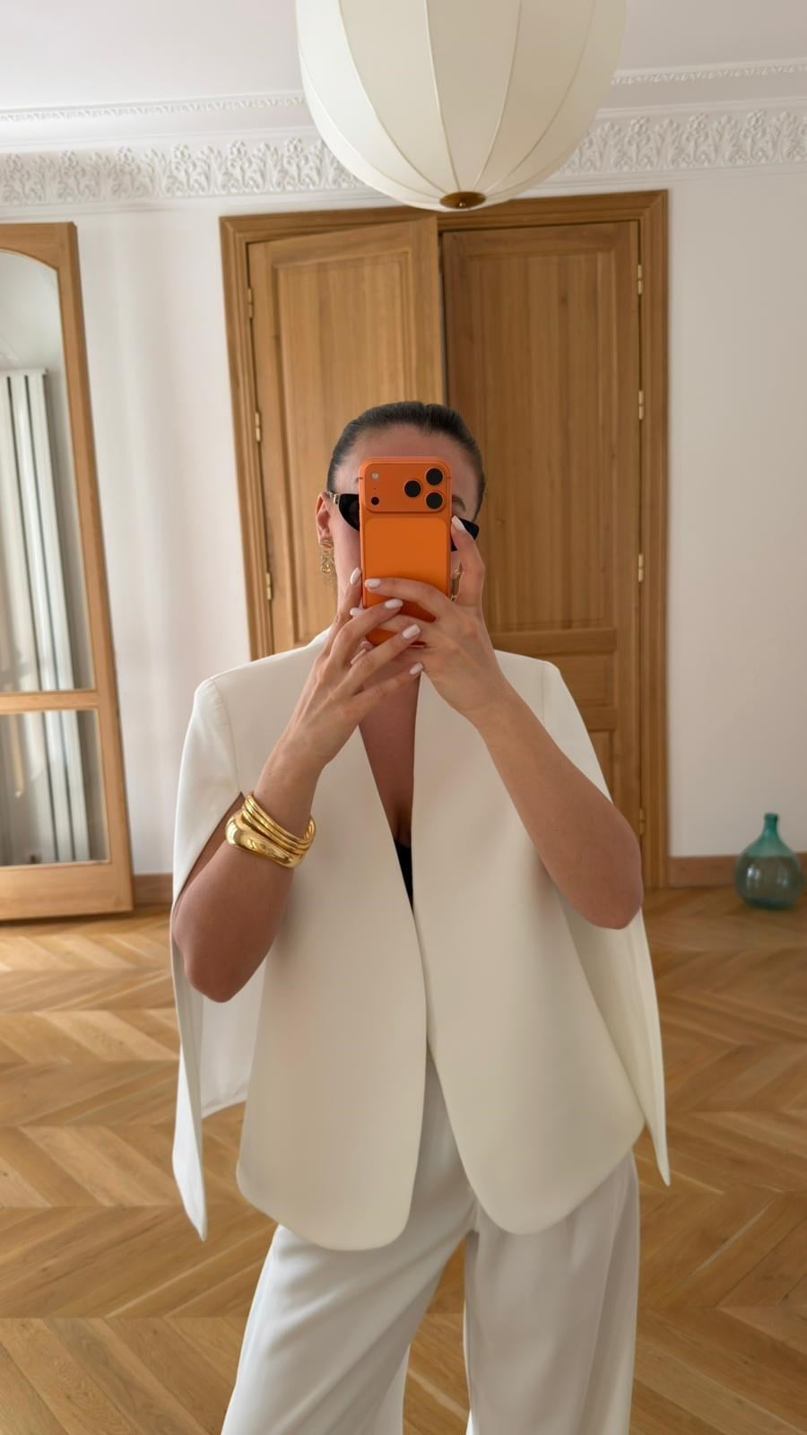 Beyaz Pelerin Detaylı Blazer Ceket
