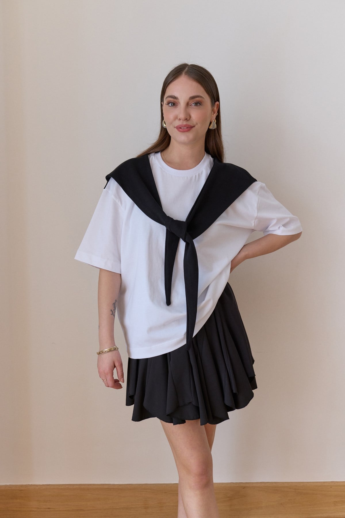 Beyaz-Siyah Kendinden Bağlama Detaylı Oversize T-Shirt