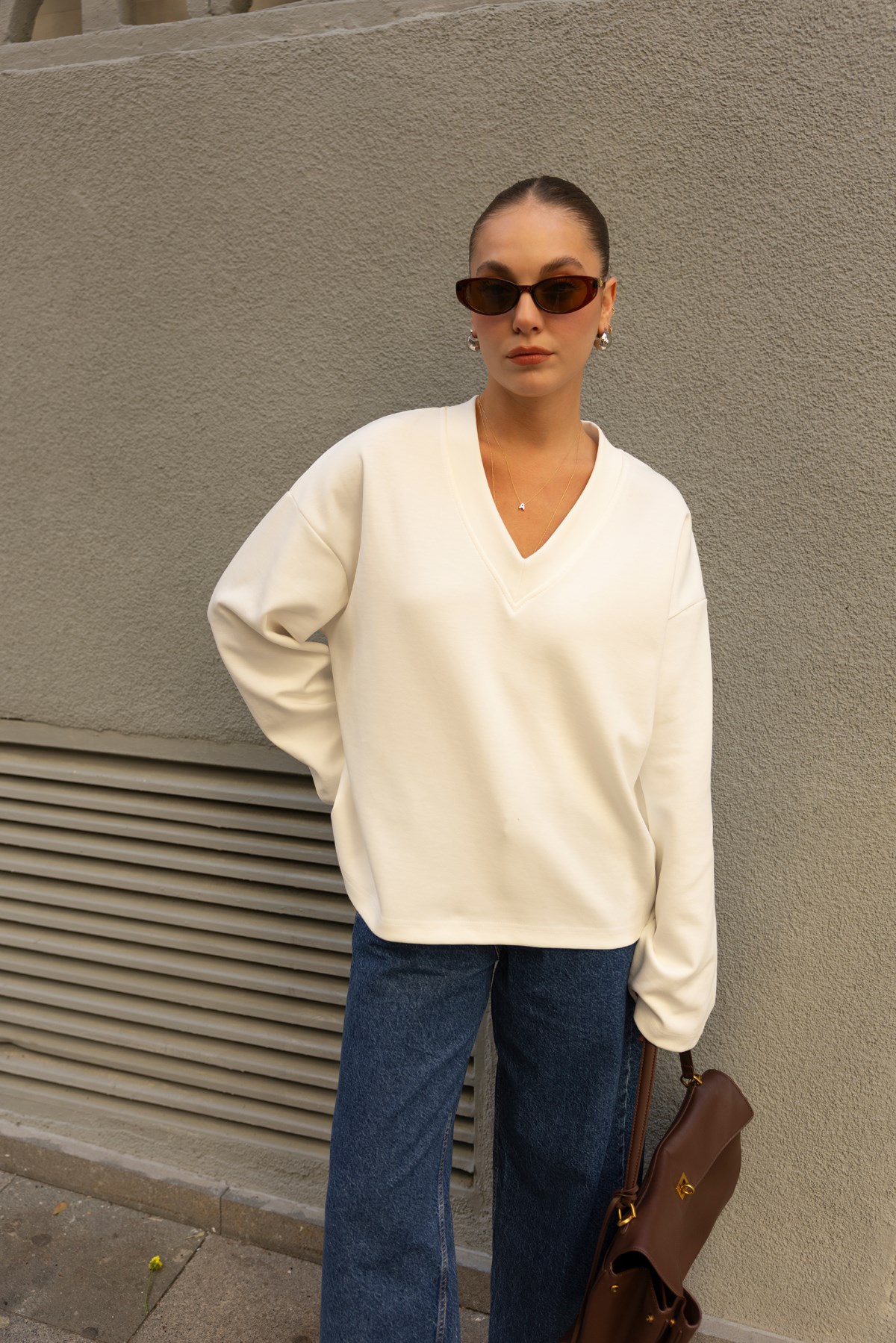 Beyaz V Yaka Oversize Basic Sweat