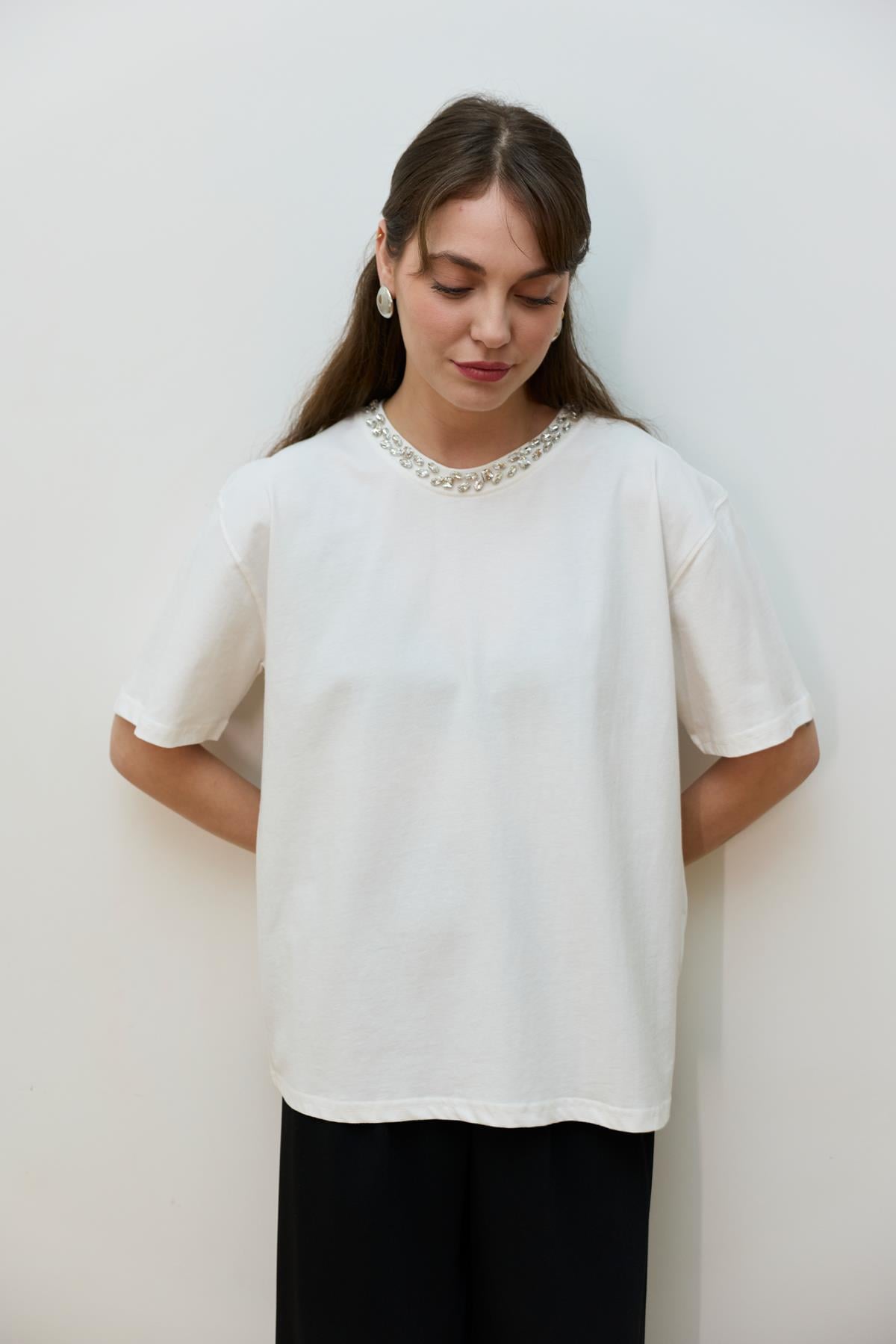Beyaz Yakası Taş Detaylı Oversize T-Shirt