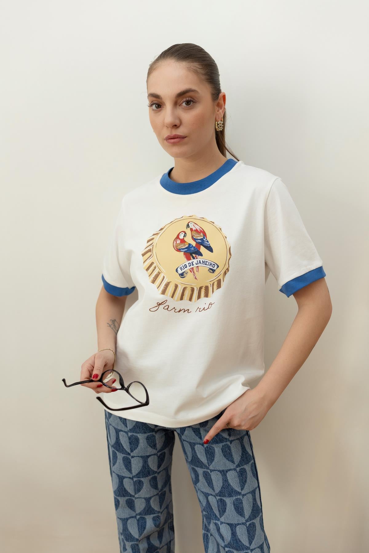 Beyaz Yakası Ve Kolları Şerit Detaylı Kuş Baskılı T-Shirt