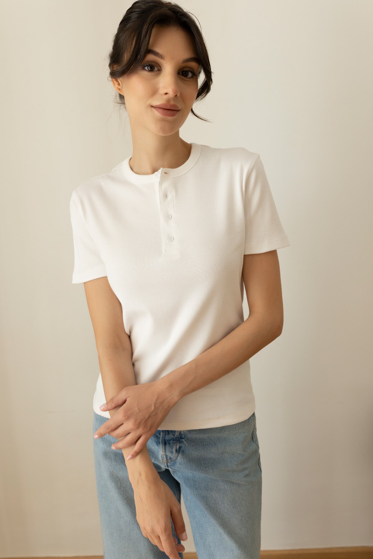 Beyaz Yarım Düğme Detaylı Fitilli Likralı T-Shirt