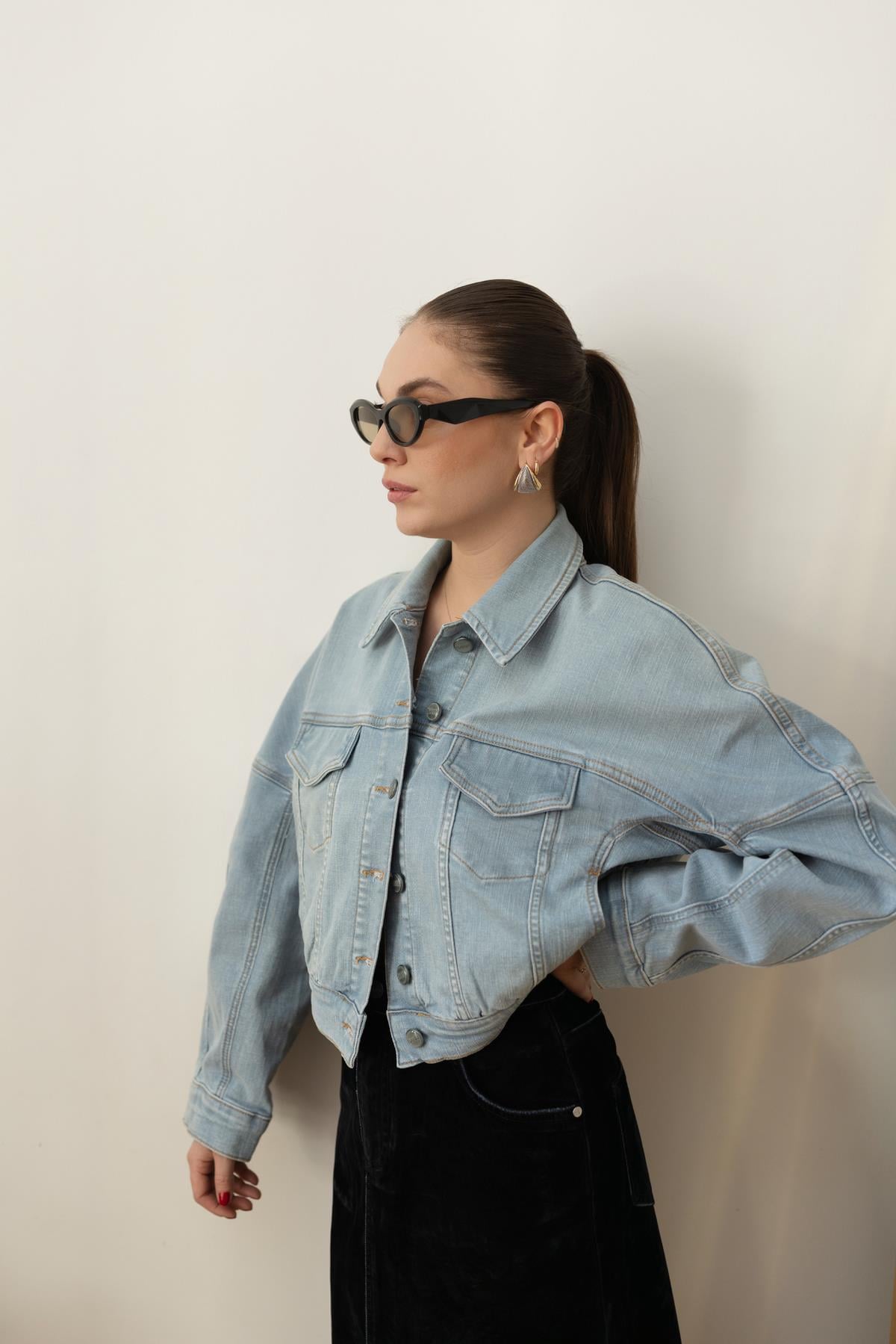 Buz Mavi Sırt Dikiş Detaylı Önden Cepli Crop Denim Ceket
