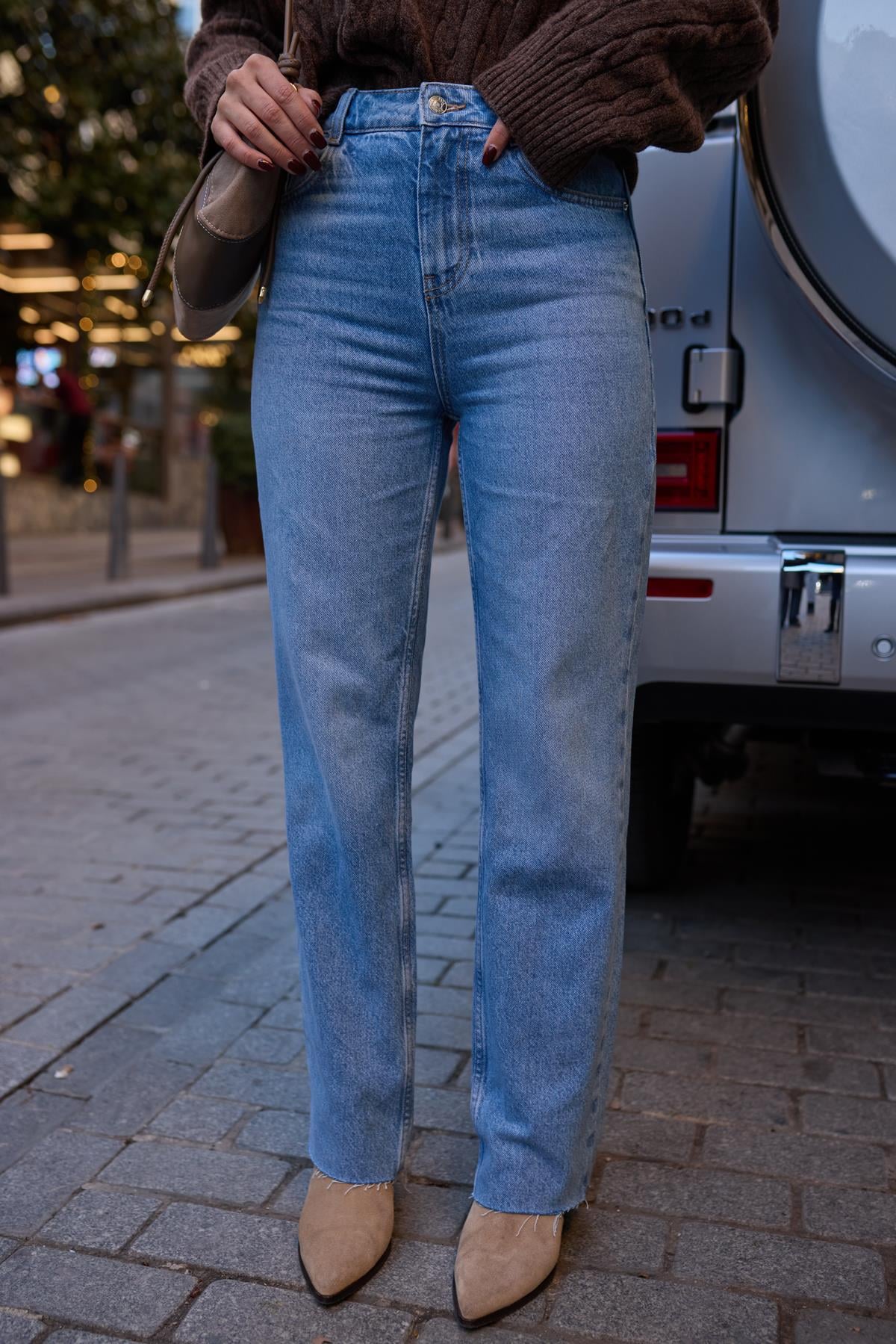 Buz Mavi Yüksek Bel Paçası Kesik Taşlamalı Denim Pantolon