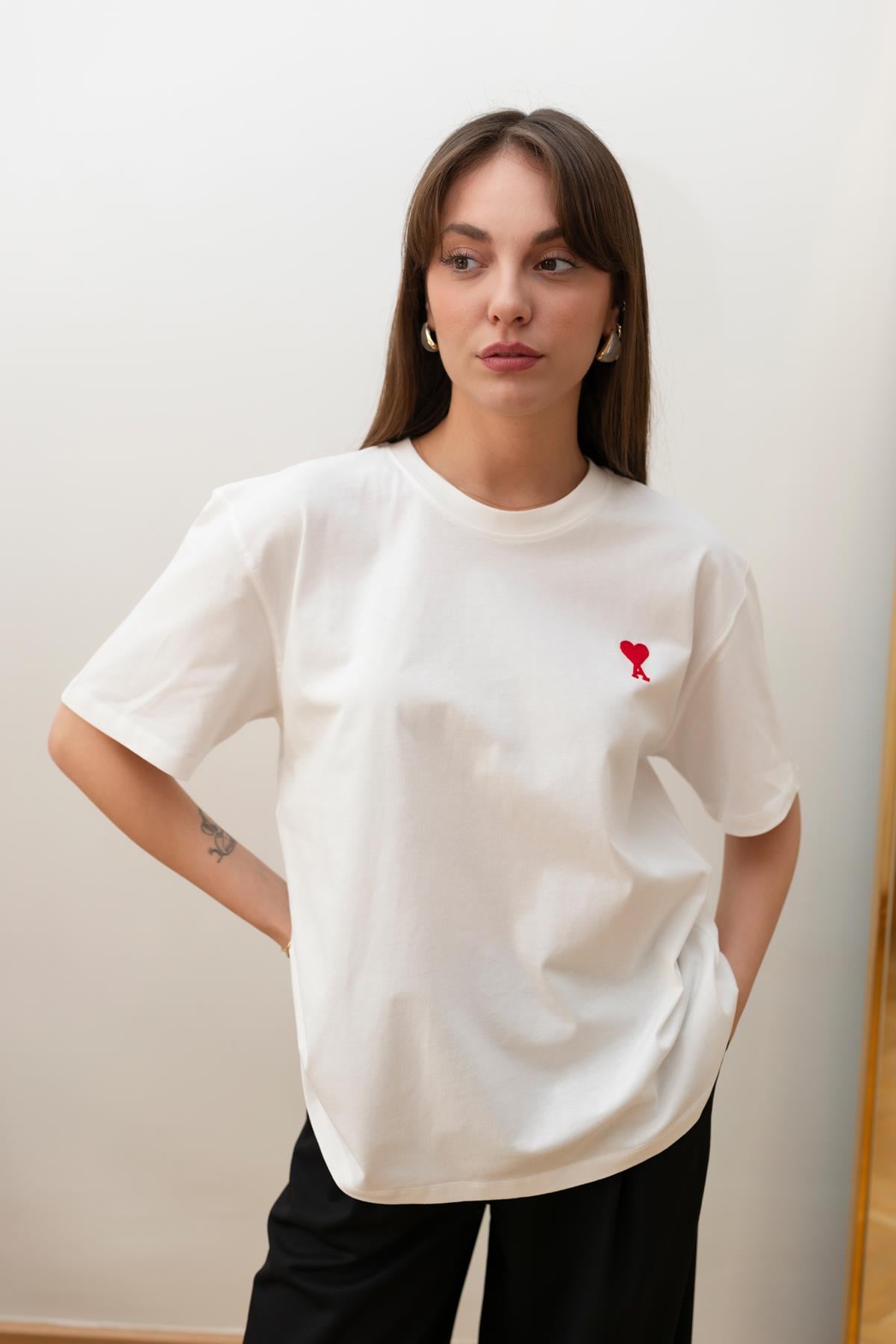 Ekru Kalp Nakış Detaylı Oversize Tshirt