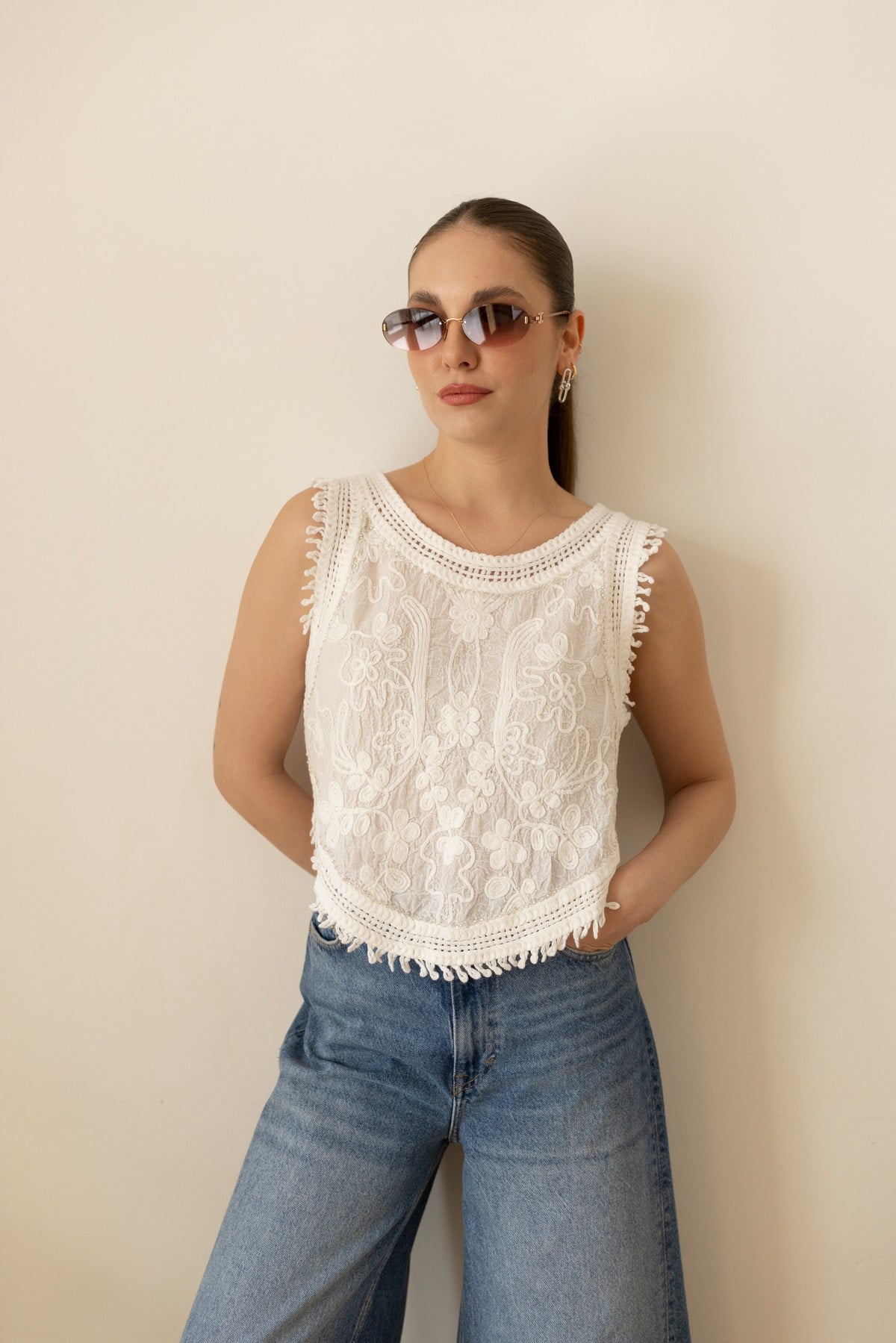 Ekru Parlak Taş Ve Pul Detaylı Nakışlı Bluz