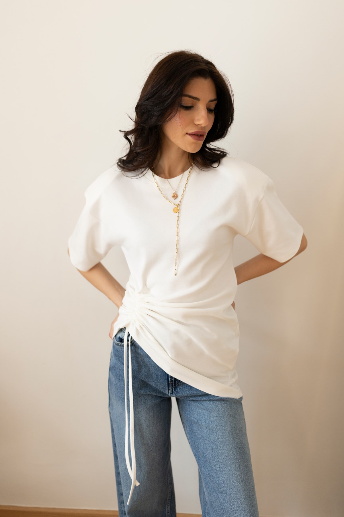 Ekru Vatkalı Yandan Büzgülü T-Shirt