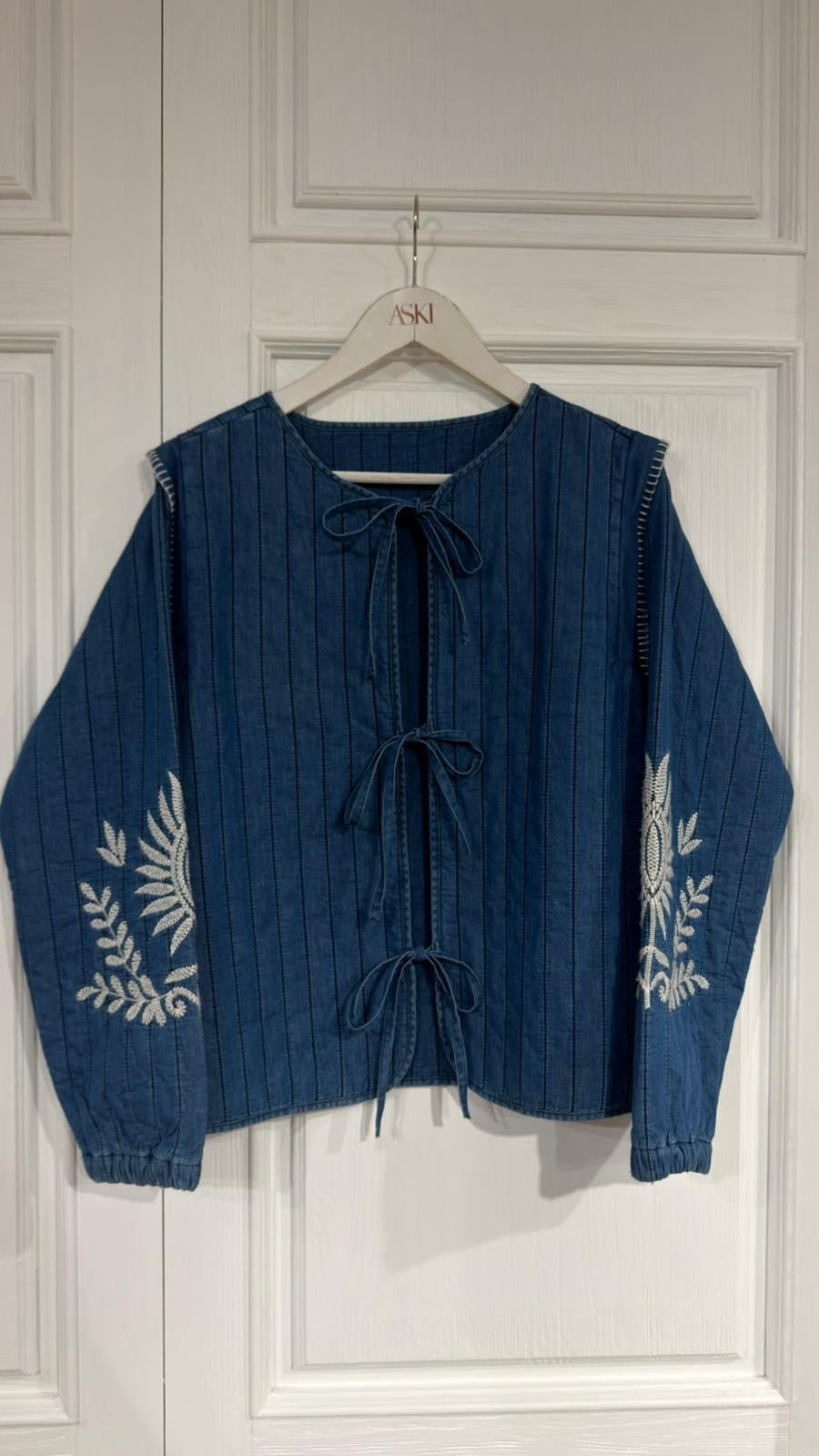 Klasik Jean Rengi Kolları Nakış Detaylı Önden Bağlamalı Denim Ceket