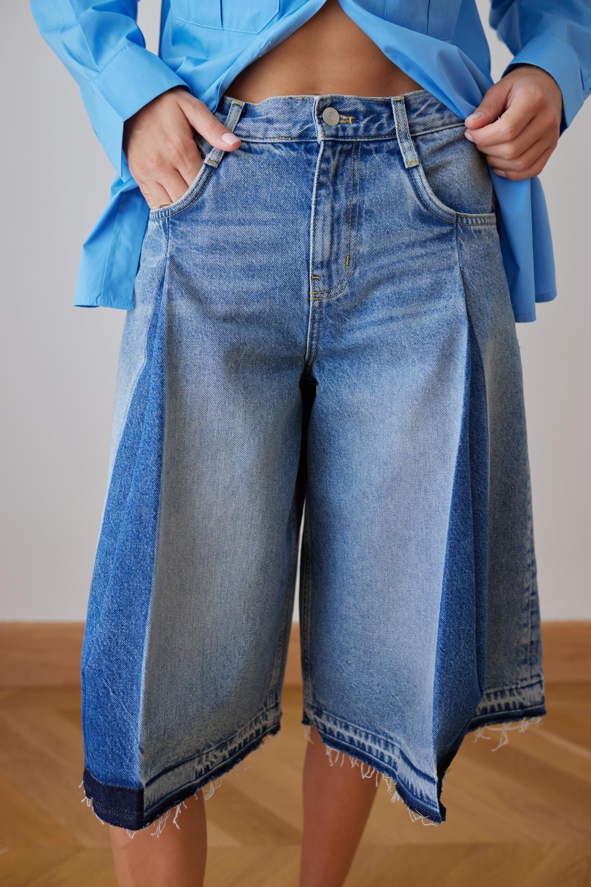 Klasik Jean Rengi Önden Pile Detaylı Bermuda Denim Şort