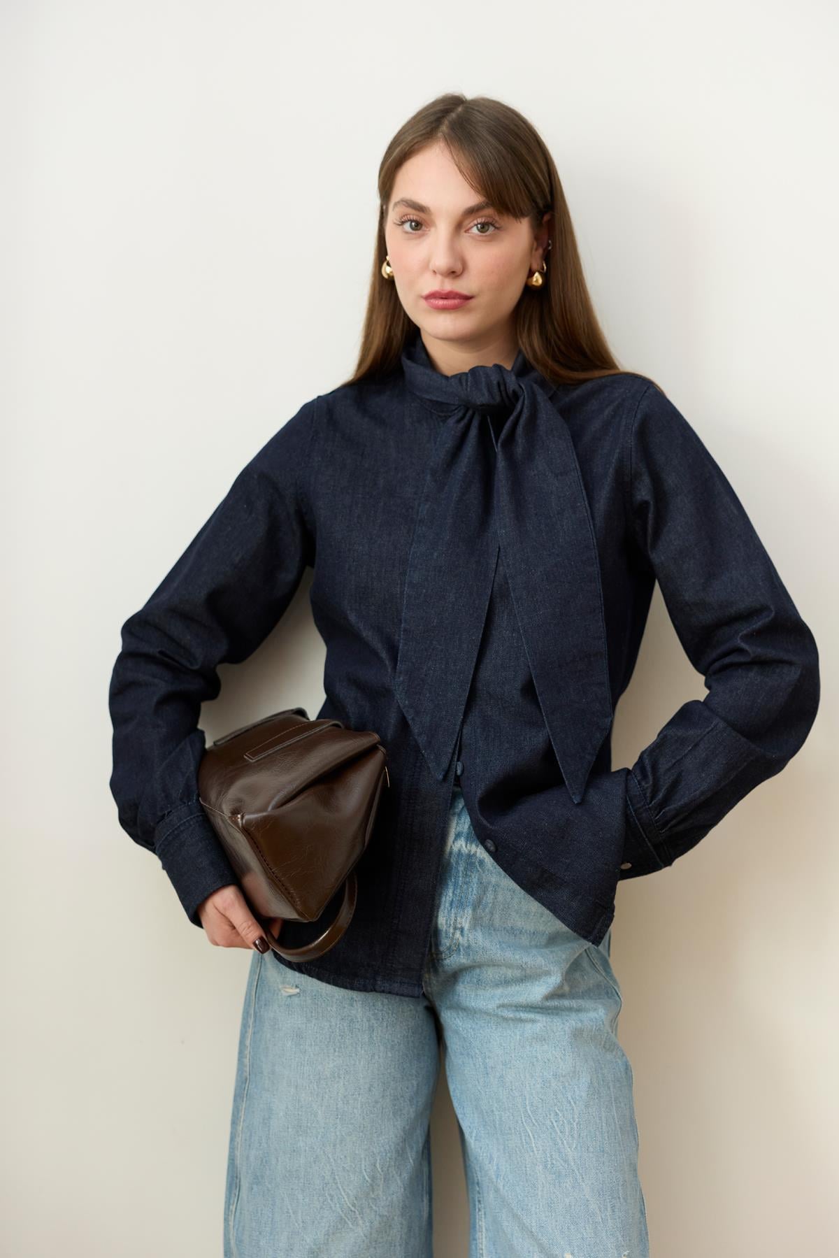 Klasik Jean Rengi Yakası Bağlama Detaylı Denim Gömlek