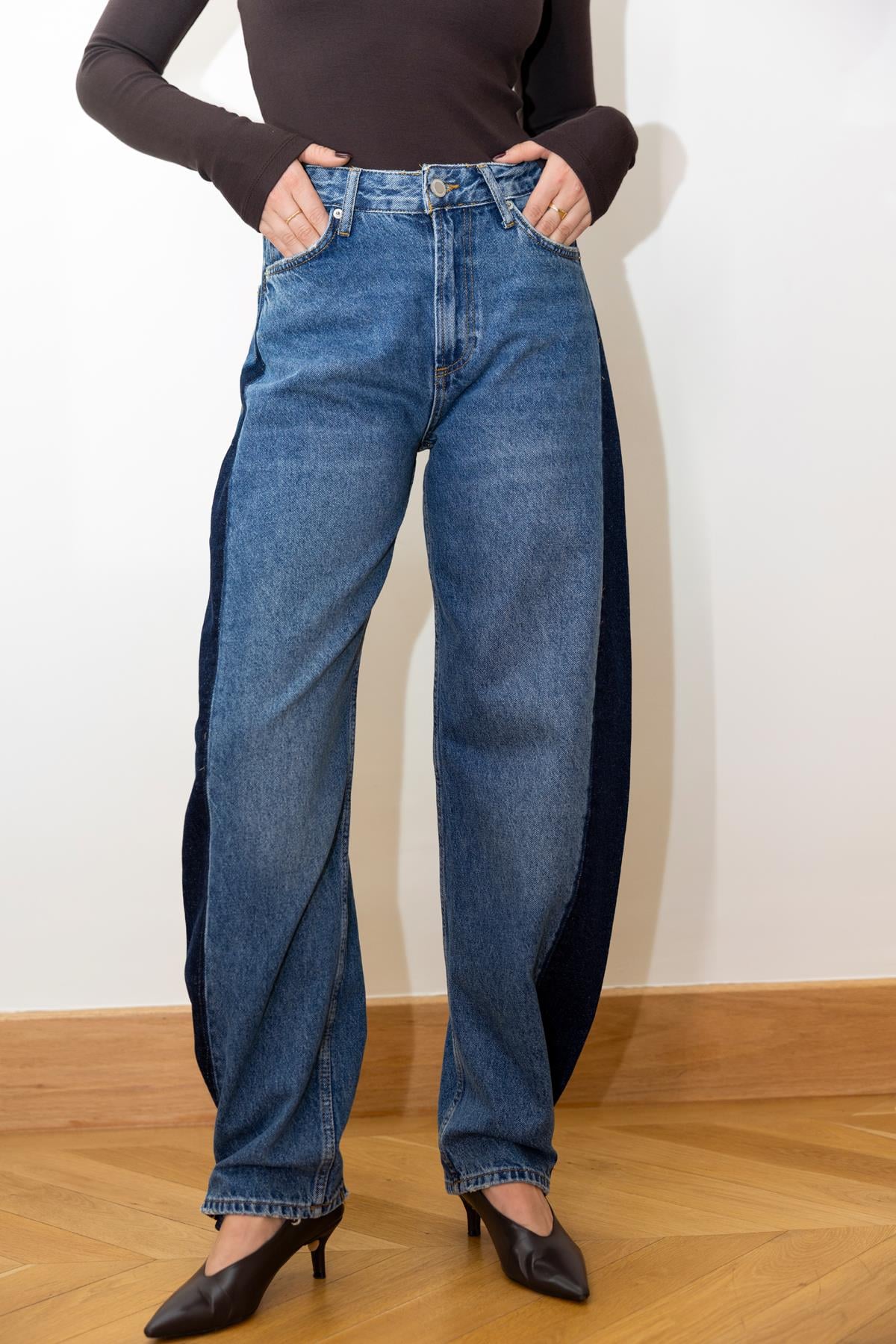 Klasik Jean Rengi Yüksek Bel Paçası Çıt Çıtlı Yandan Şerit Detaylı Jean