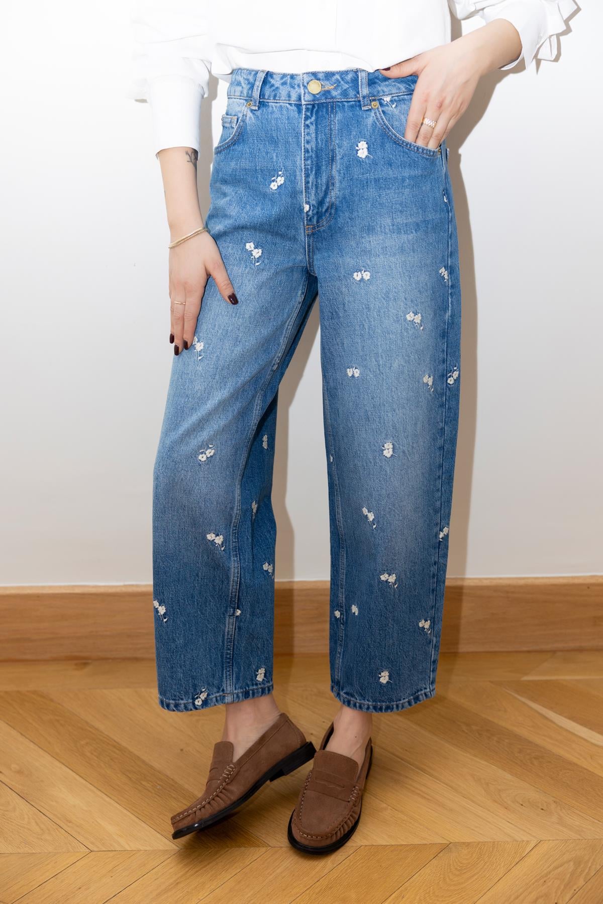 Klasik Jean Rengi Yüksel Bel Çiçek Nakışlı Jean Pantolon