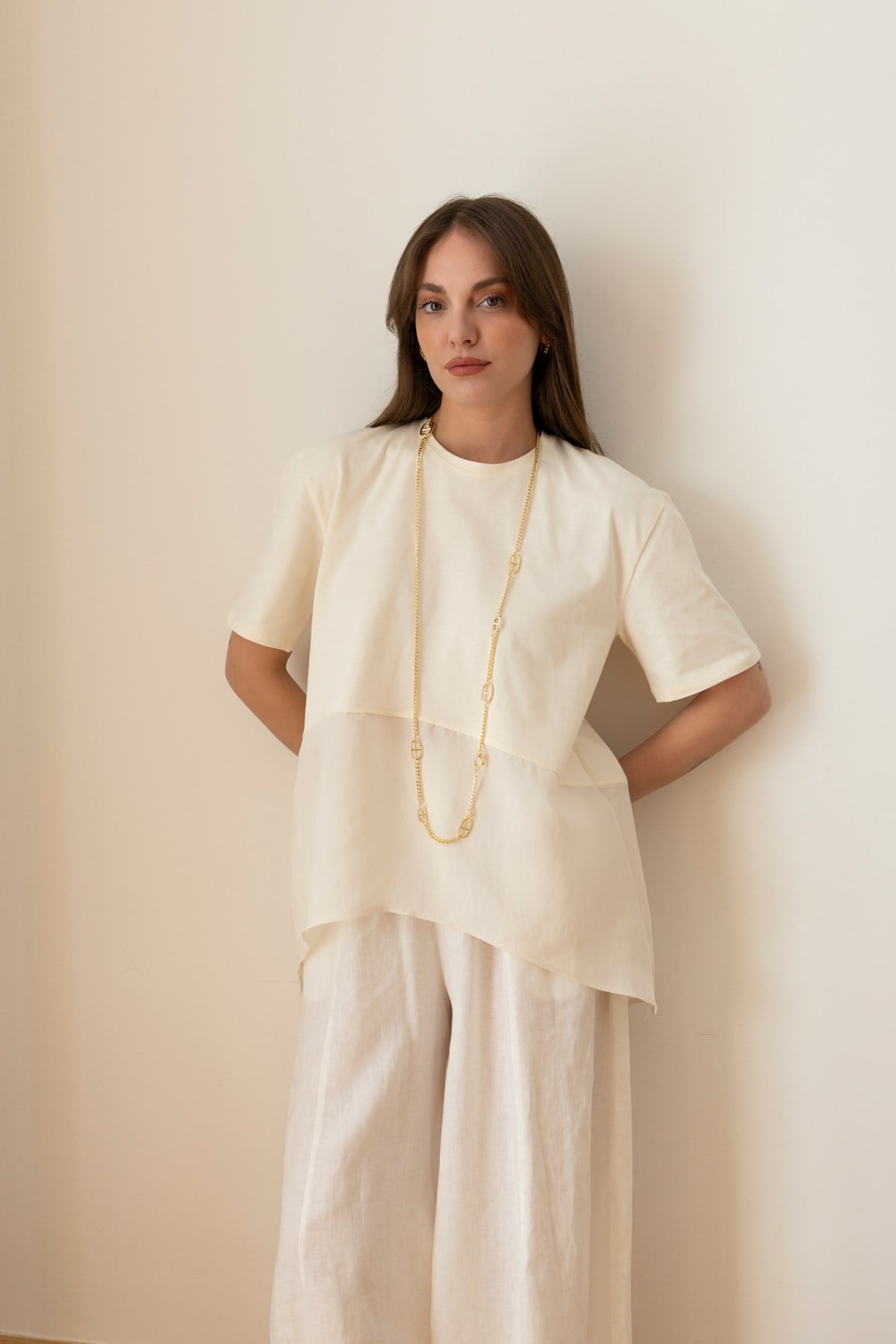 Krem Asimetrik Kesim Parça Detaylı Oversize T-Shirt
