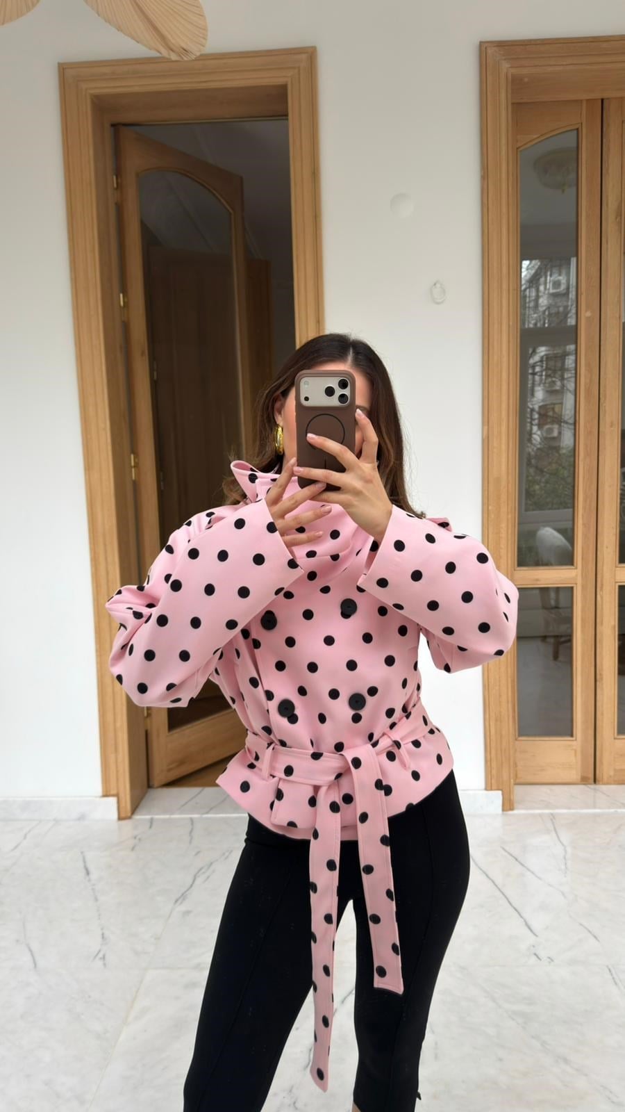 Pembe Dik Yaka Alttan Kuşak Detaylı Puantiyeli Ceket