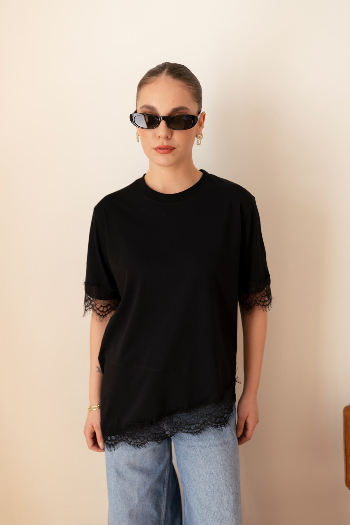 Siyah Asimetrik Kesim Dantel Detaylı -T-Shirt
