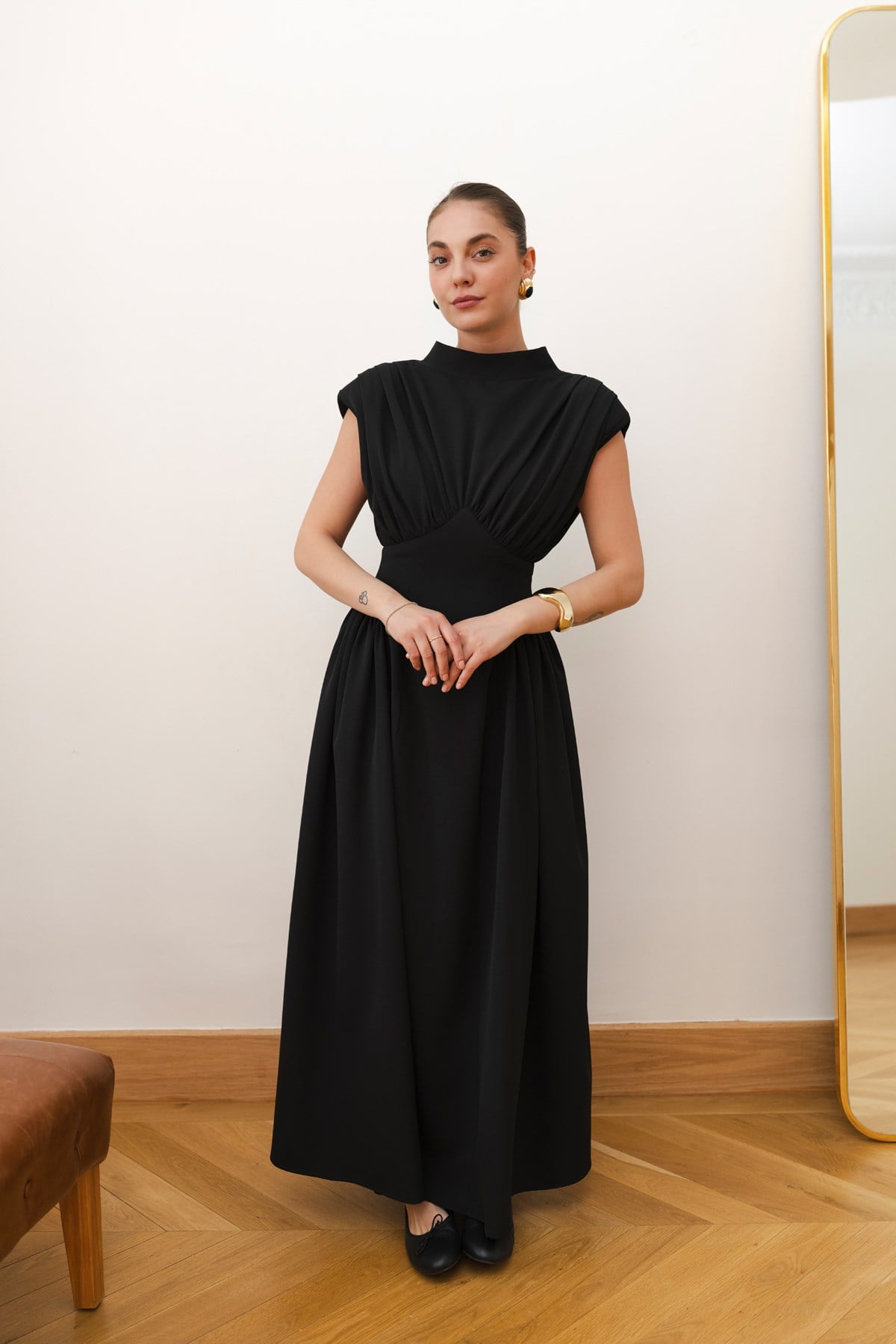 Siyah Belden Oturmalı Sırt Dekolteli Elbise