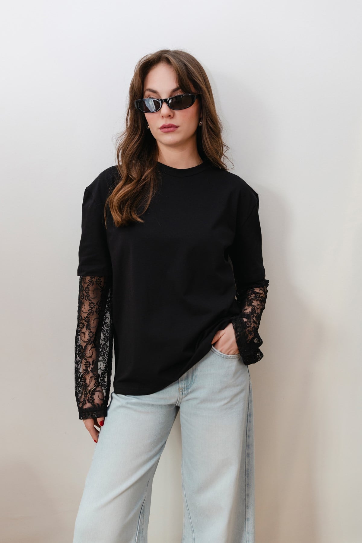 Siyah Bisiklet Yaka Kolları Dantel Detaylı Uzun Kollu T-Shirt
