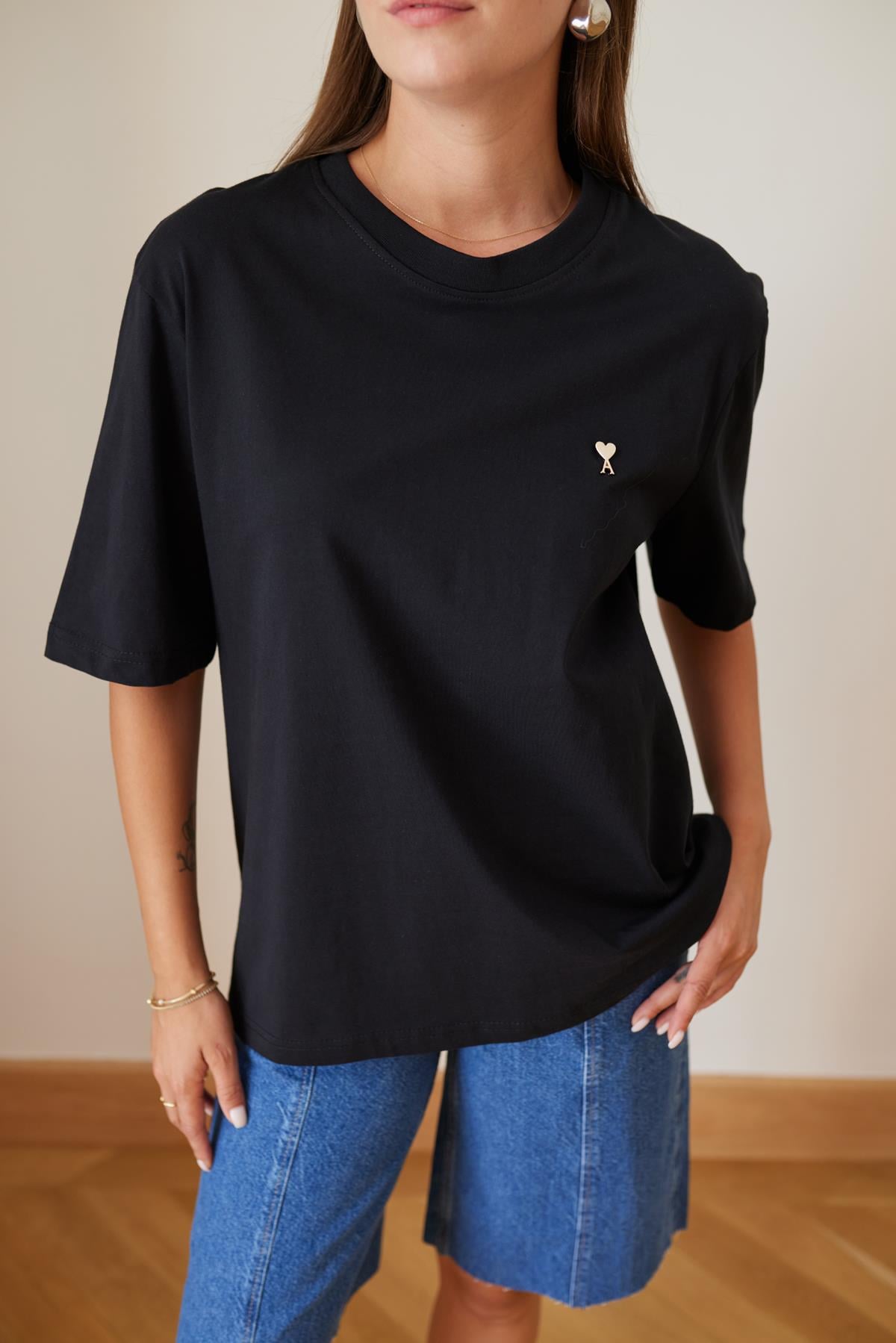 Siyah Kalp Aksesuar Detaylı Oversize T-Shirt