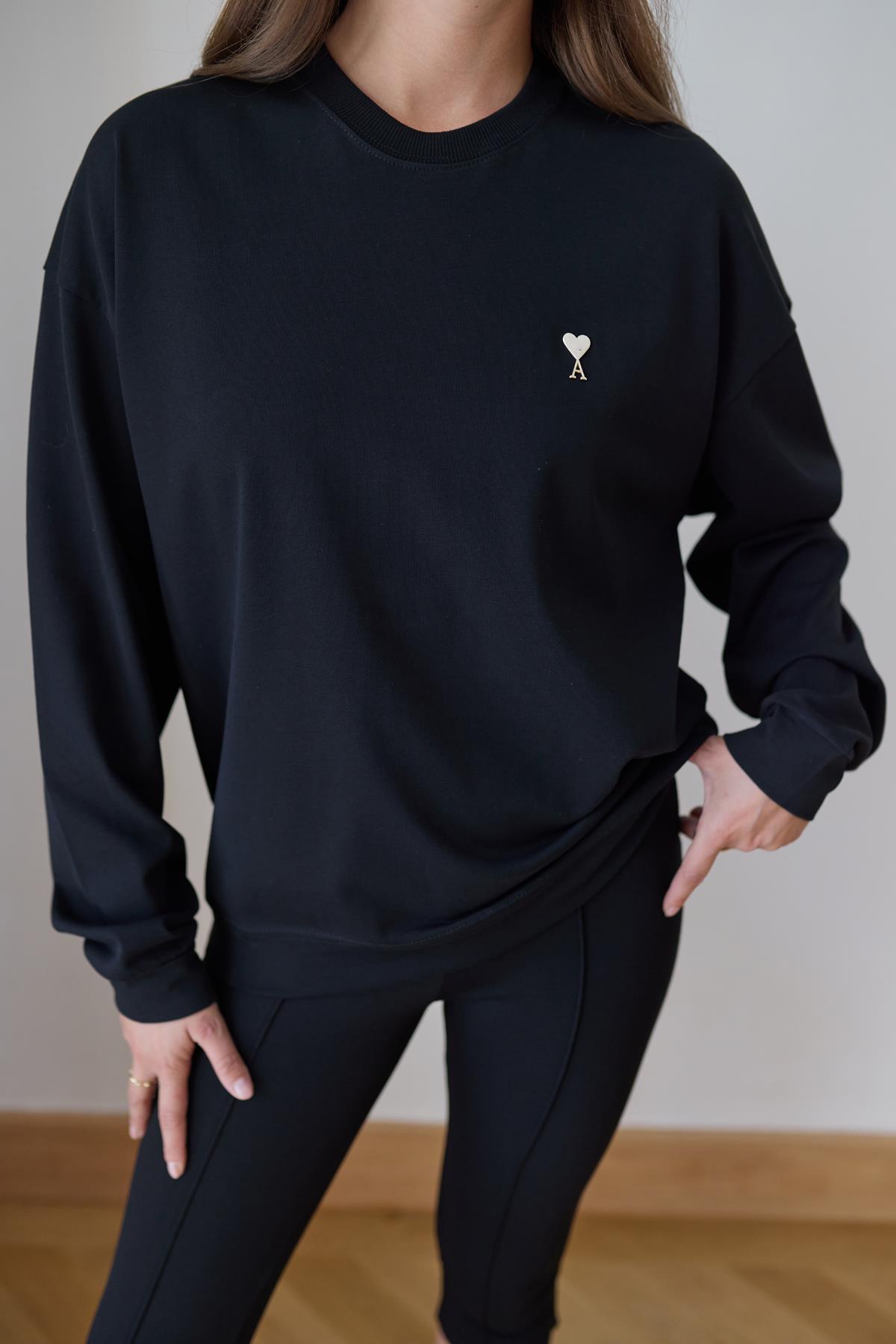 Siyah Kalp Aksesuar Detaylı Oversize Uzun Kol  T-Shirt