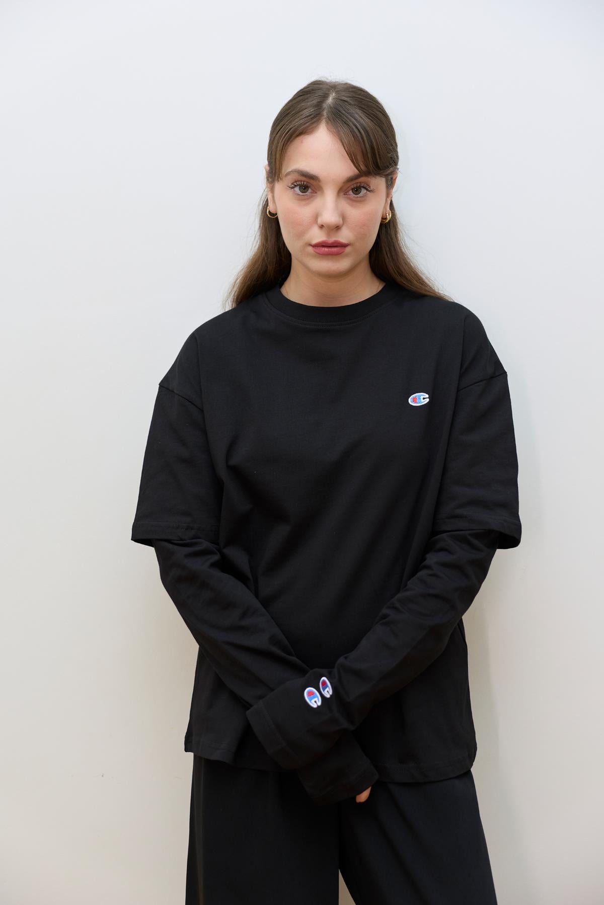 Siyah Kolları Parça Detaylı Logo Nakışlı T-Shirt