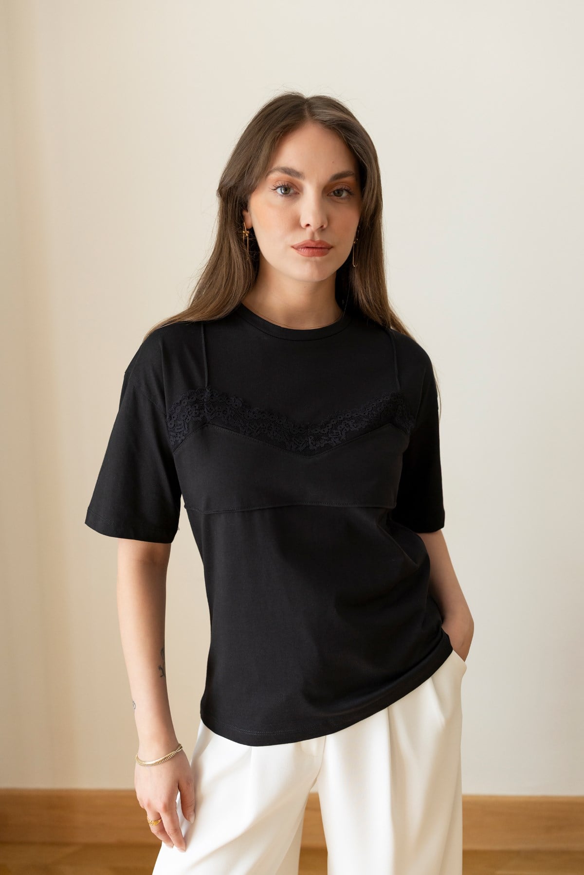 Siyah Önden Dantel Detaylı T-Shirt