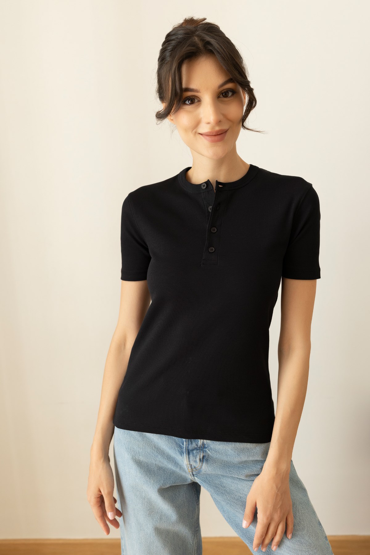 Siyah Yarım Düğme Detaylı Fitilli Likralı T-Shirt
