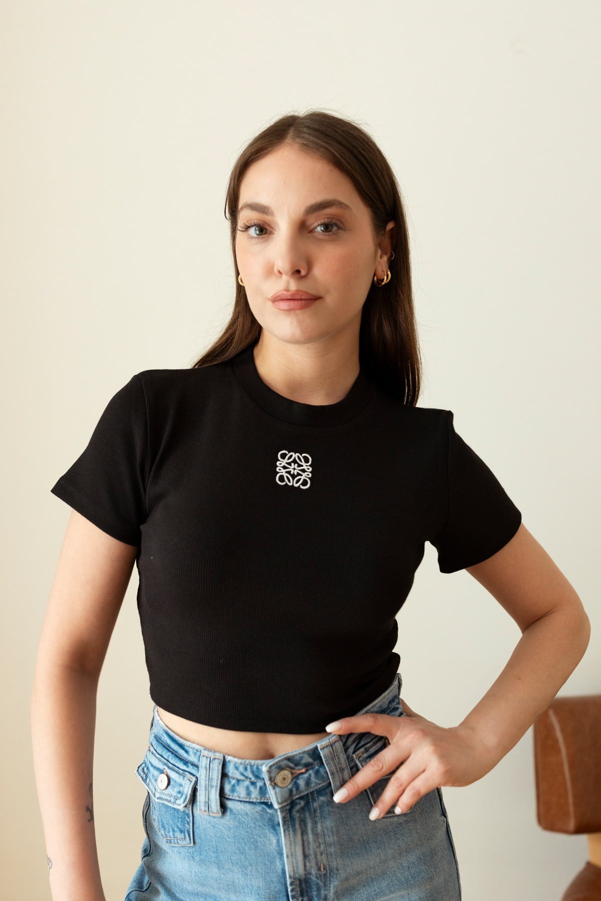 Siyah Yumuaşak Dokulu Fitlli Logo Detaylı Crop Bluz