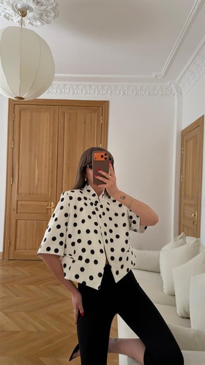 Beyaz Tek Düğme Detaylı Yarım Kol Puantiyeli Crop Ceket