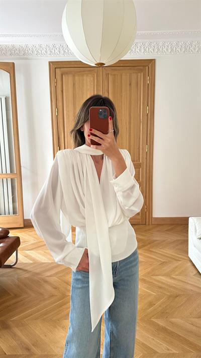 Beyaz Vatkalı Gipe Detaylı Kruvaze Yaka Bluz