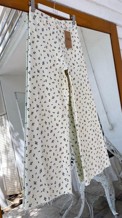 Krem Paçası Kesik Çiçek Desenli Bol Paça Jean Pantolon